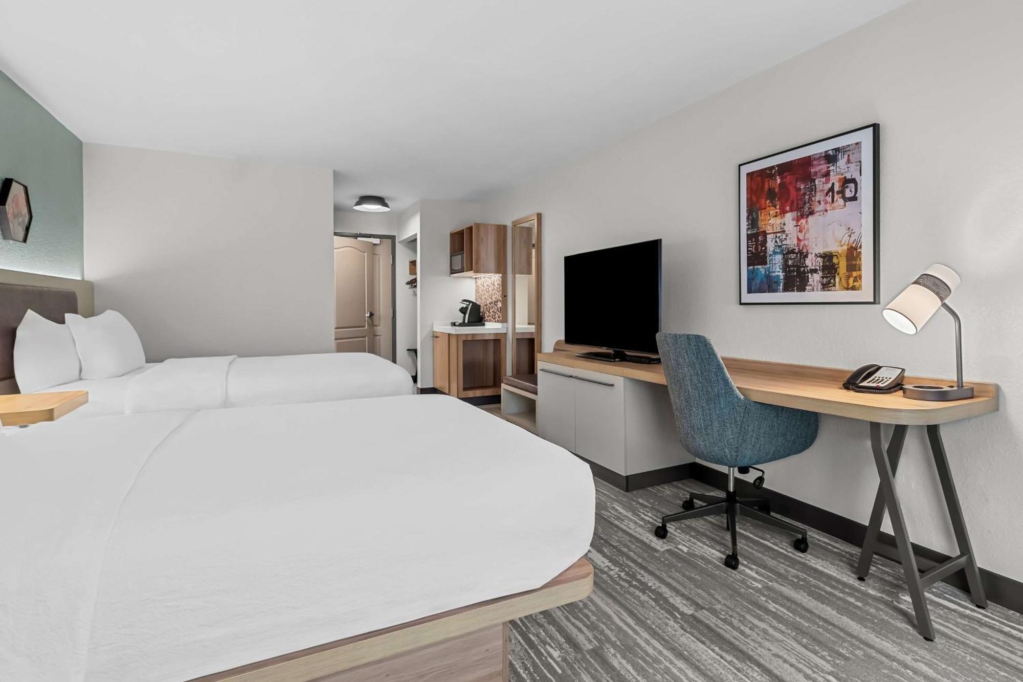 Queen Room with Two Queen Beds and Accessible Tub - Mobility Access,1632237601:JPEG