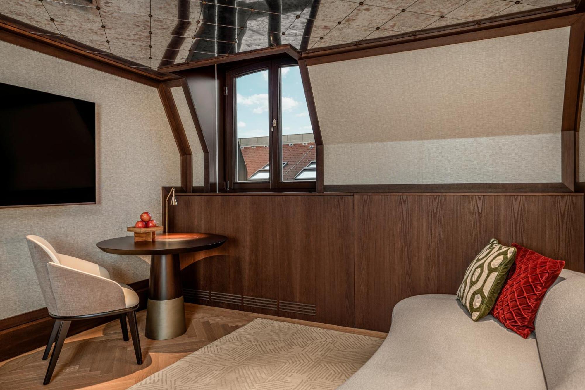 Suite Almanac