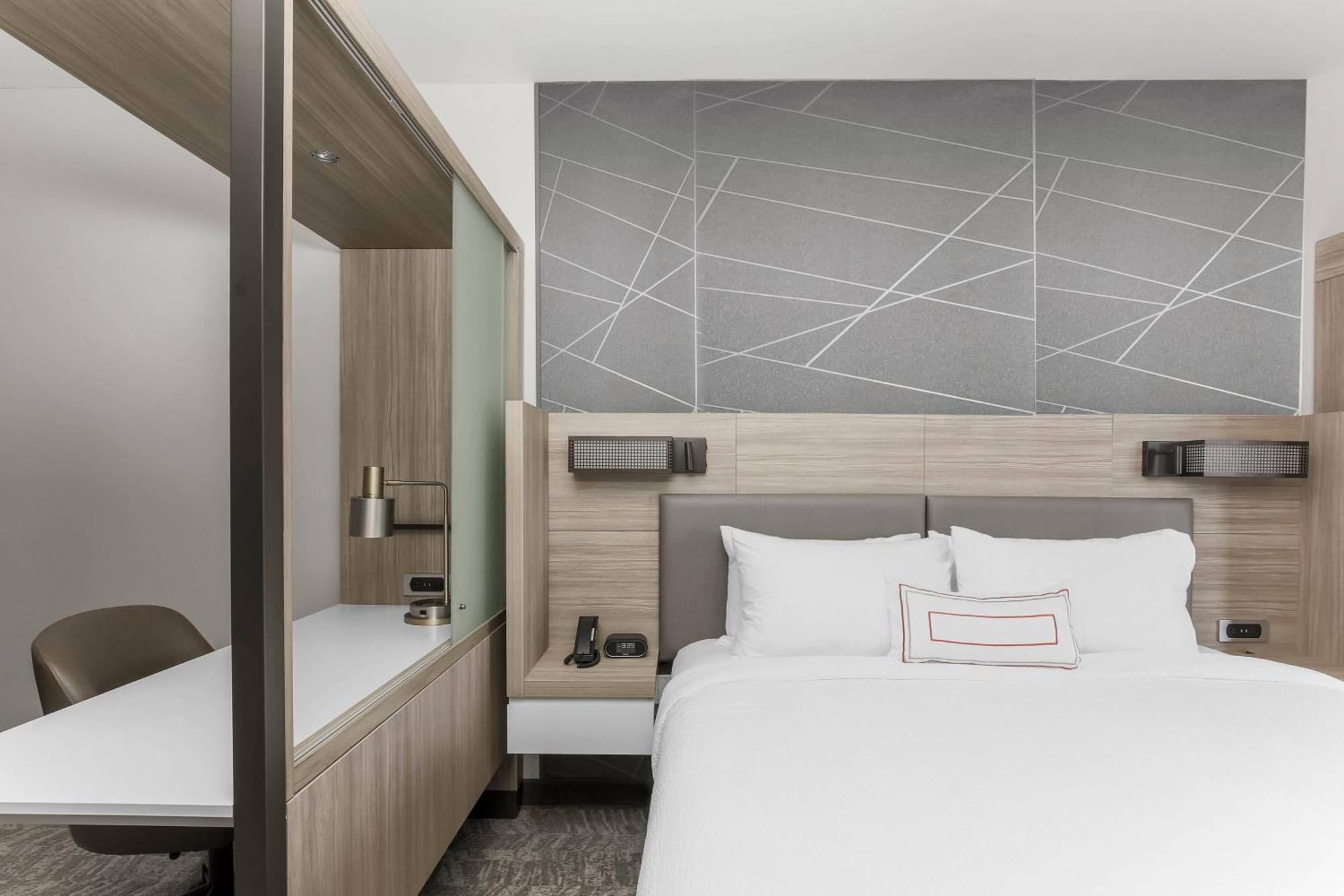 Suite, 1 King, Trundle bed,1634457906:JPEG