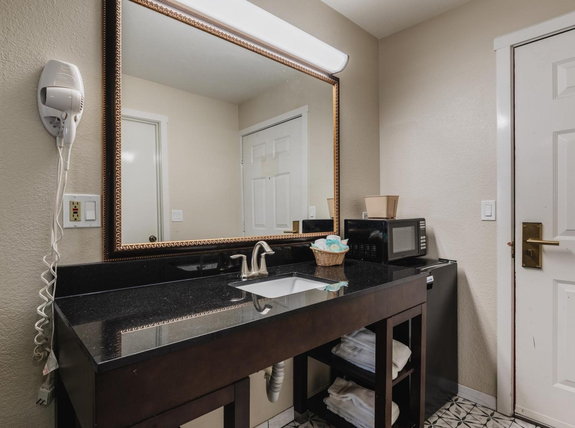 Queen Room with Two Queen Beds and Water View,1651175848:JPEG