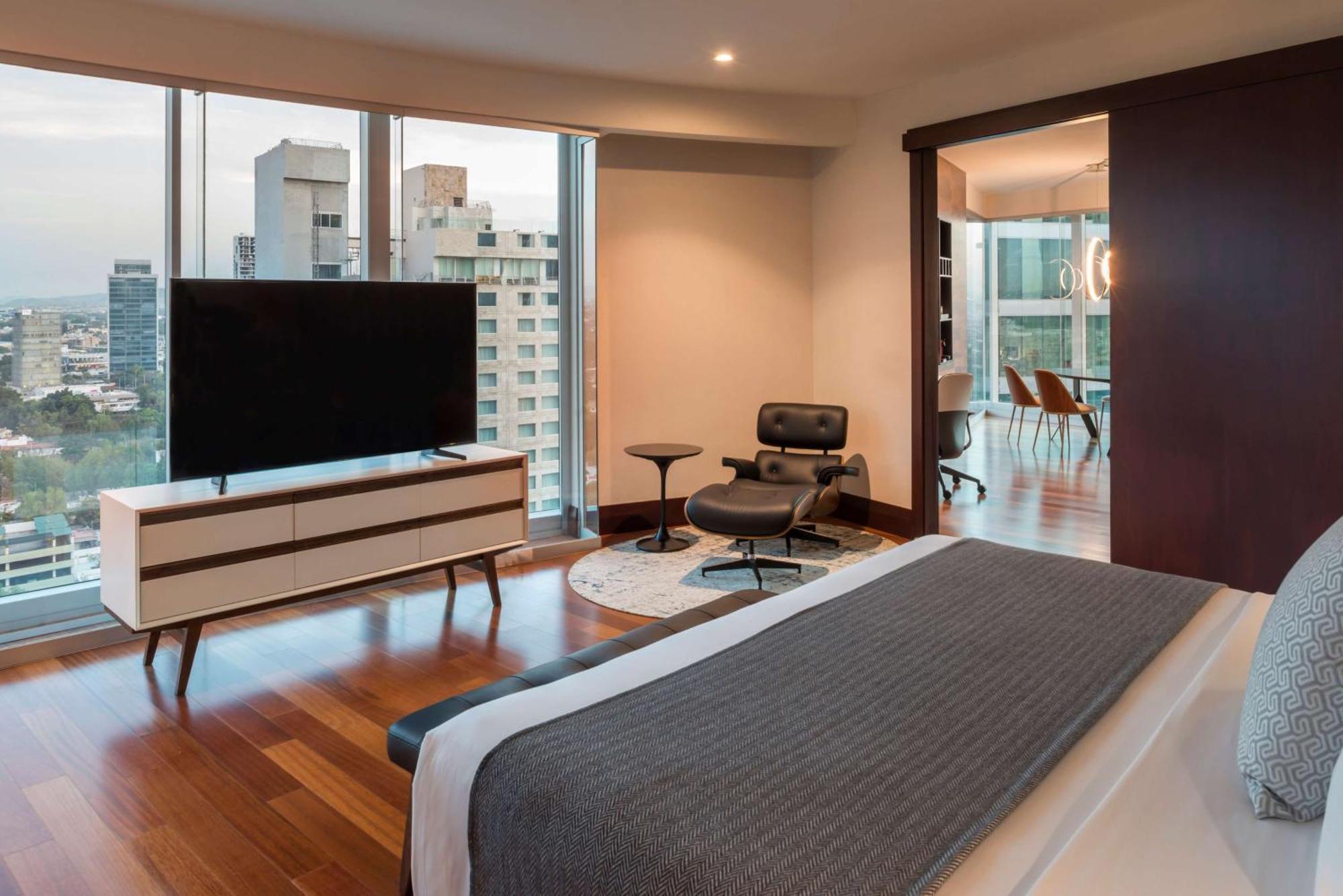 Suite with View,1658076351:JPEG