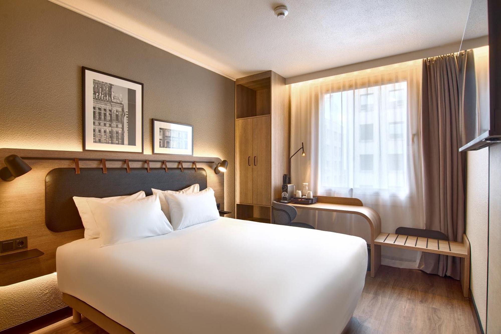 Superior Room 1 Queen Bed
