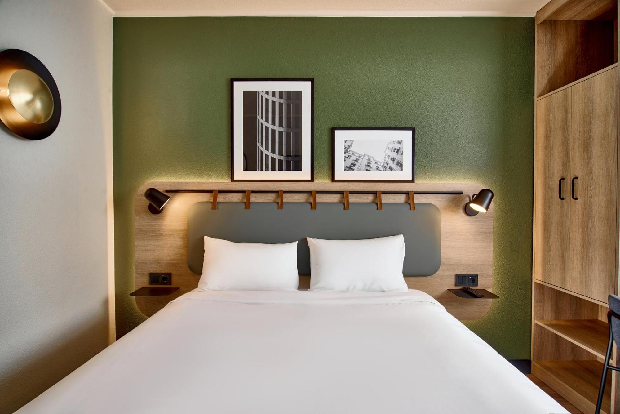 Standard Room 1 Queen Bed