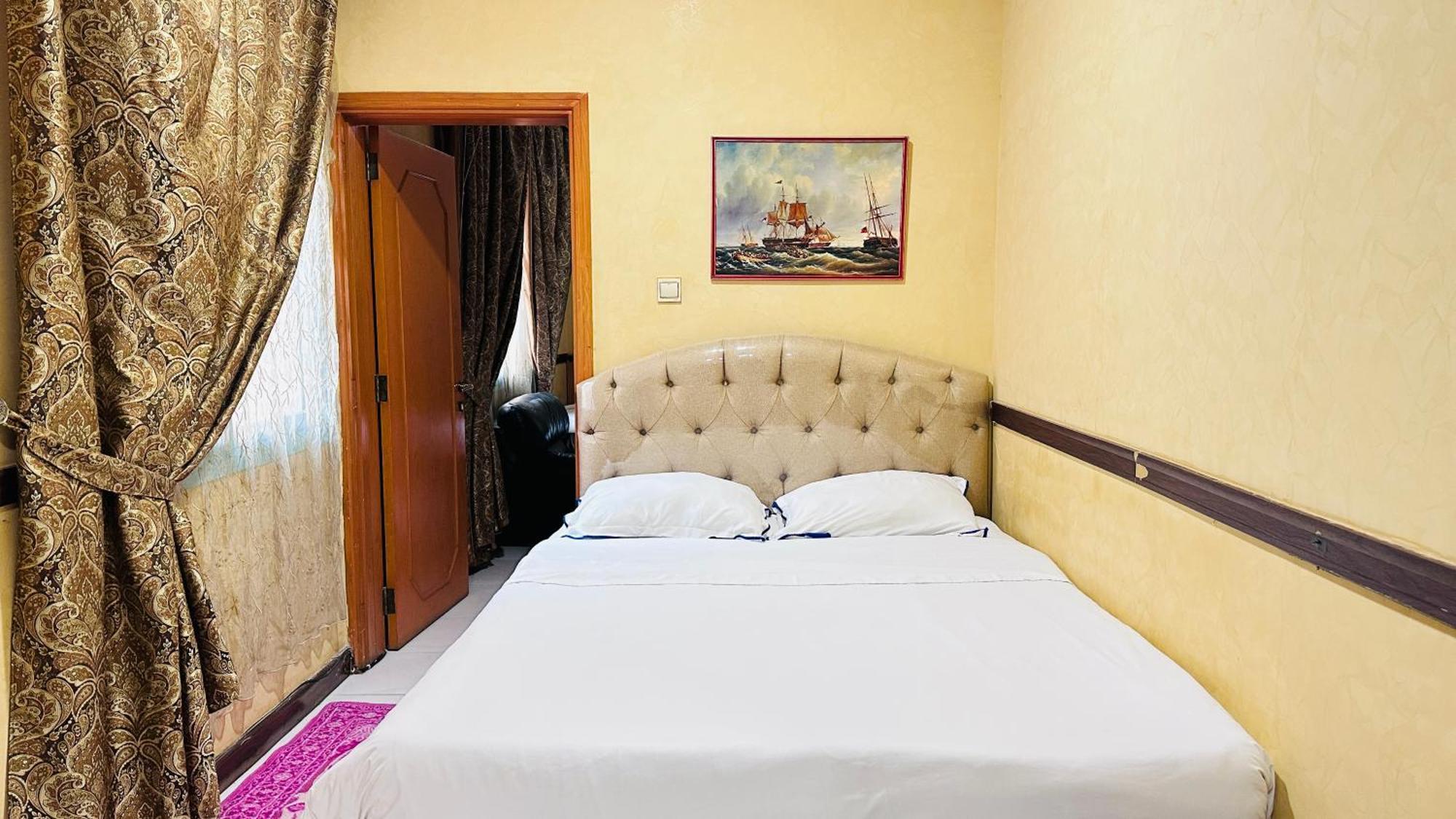 Executive Suite,1663766916:JPEG