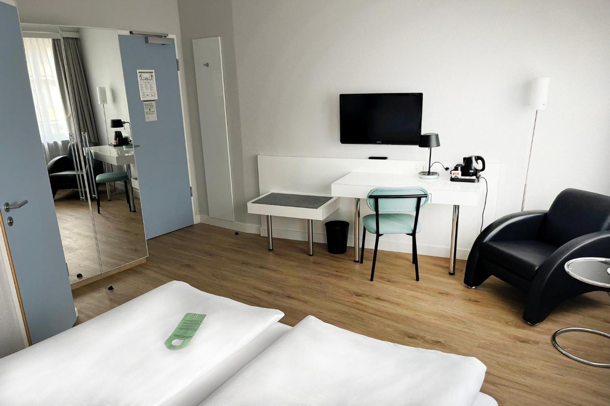 Standard Queen Room