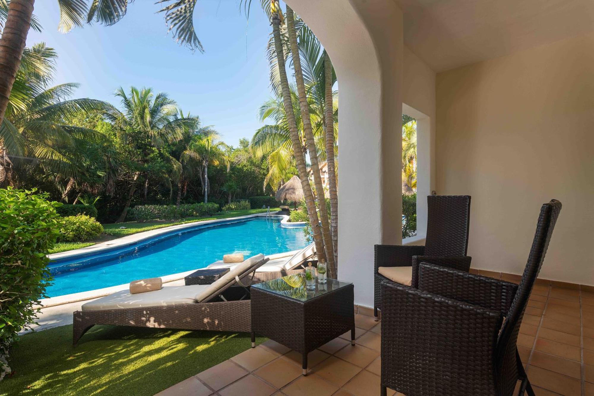 Golden Junior Suite Swim Up