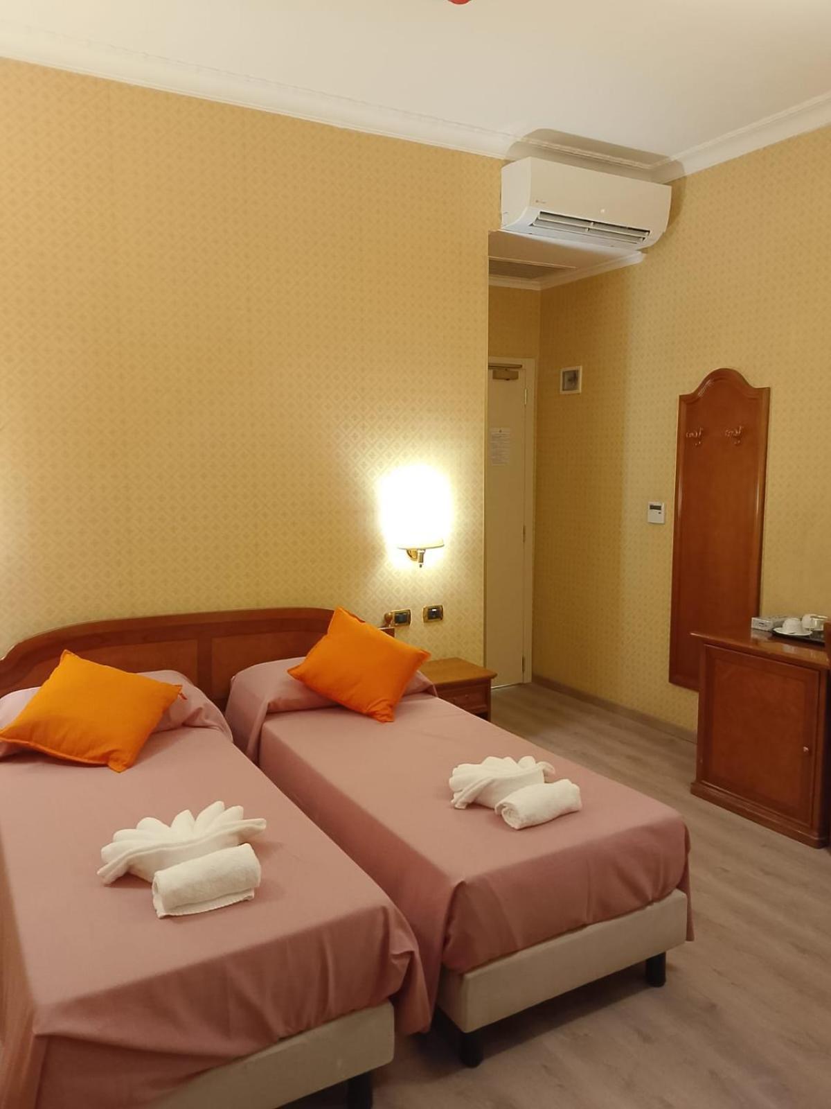 Twin Room with Bath,1686017571:JPEG