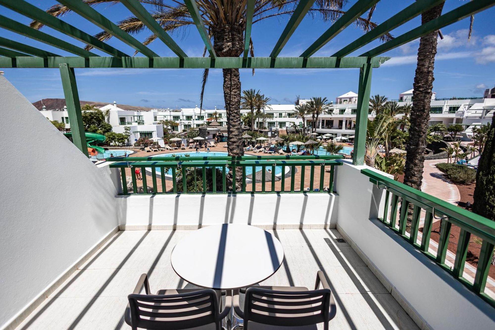Classic One bedroom Apartment Balcony Pool View