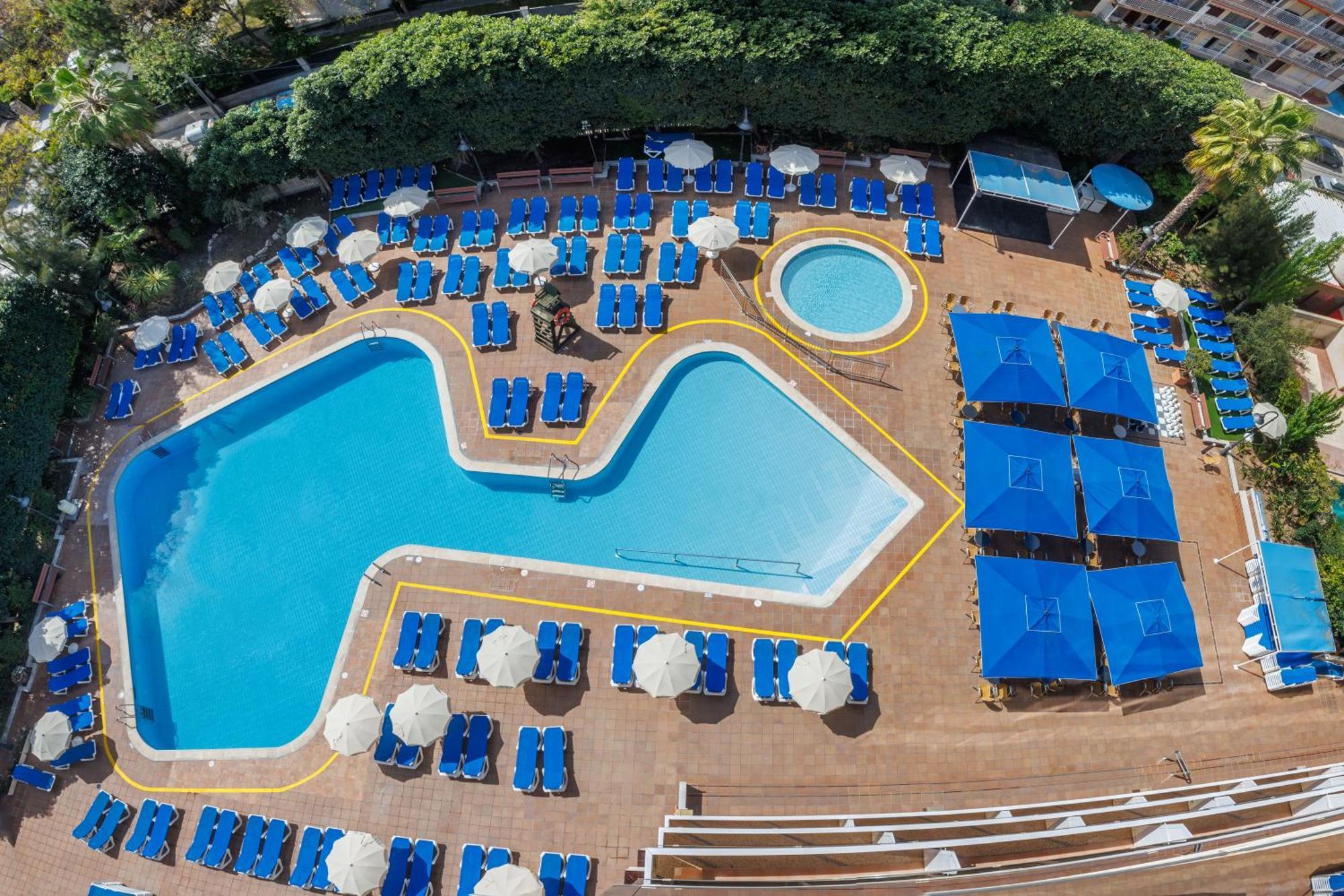Chambre Standard avec vue latérale sur la piscine 4* (3 adultes)