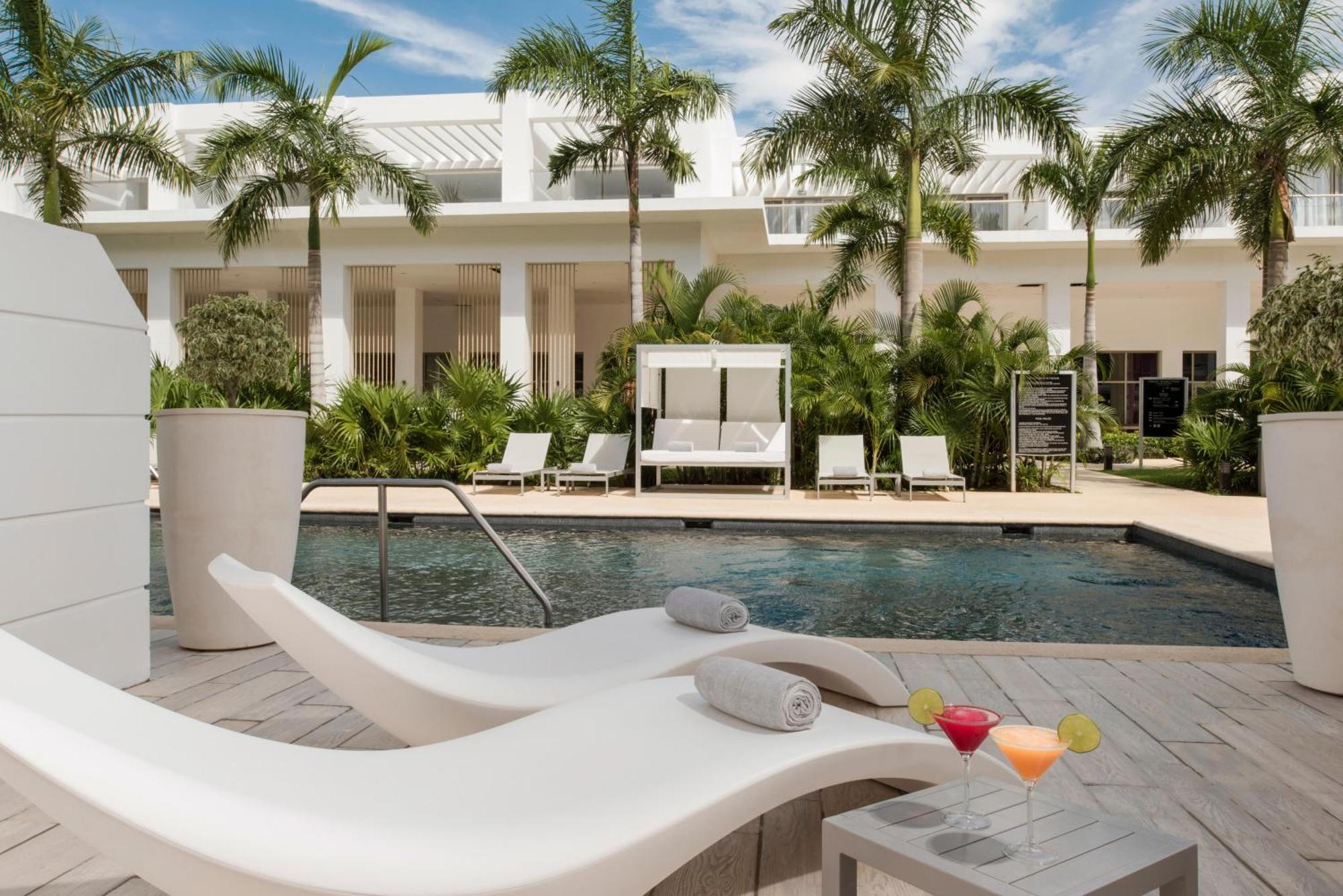 Deluxe Suite Platinum Pool Access