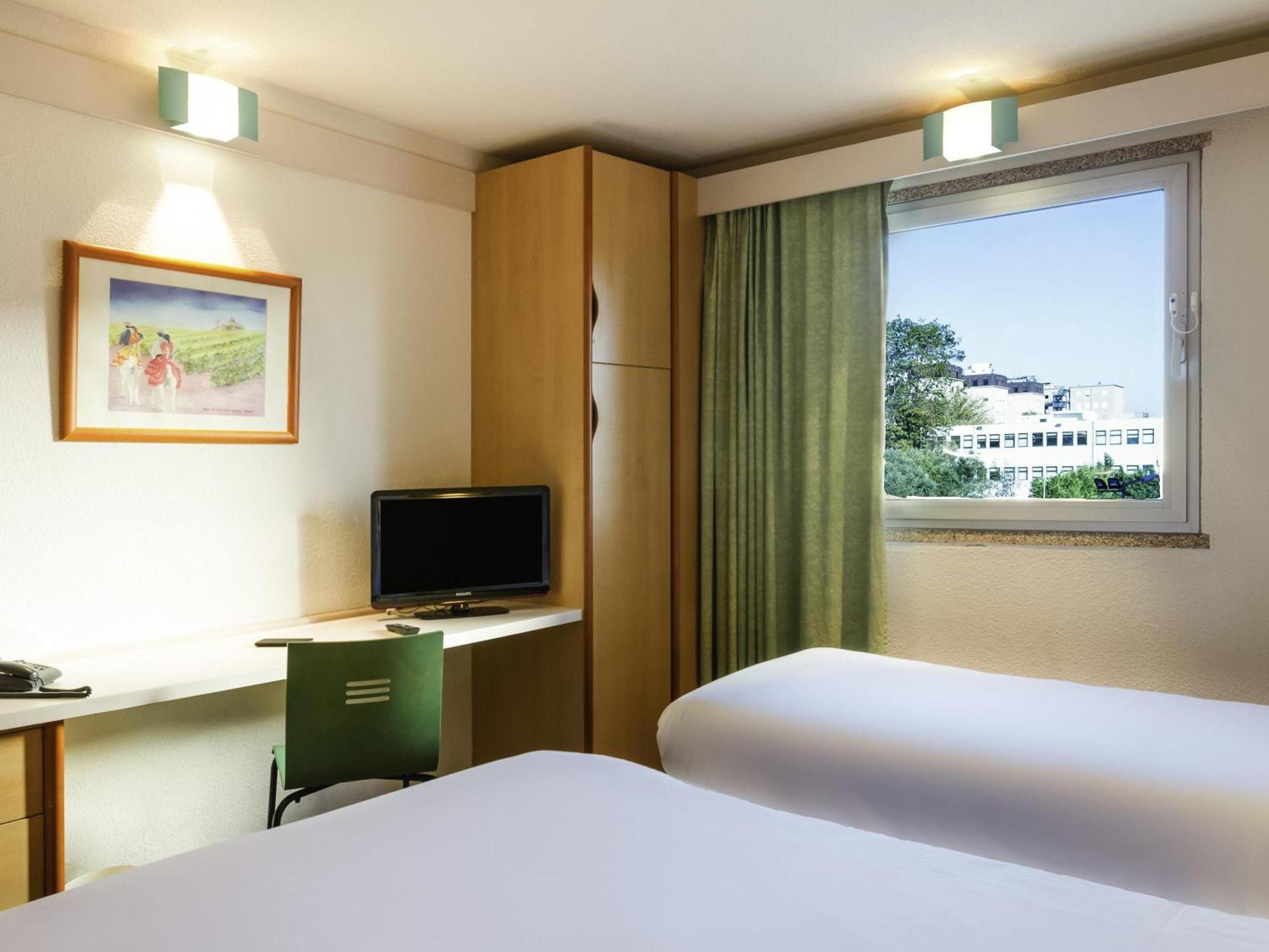 Standard Room One Double Bed One Single Bed Non-Smoking