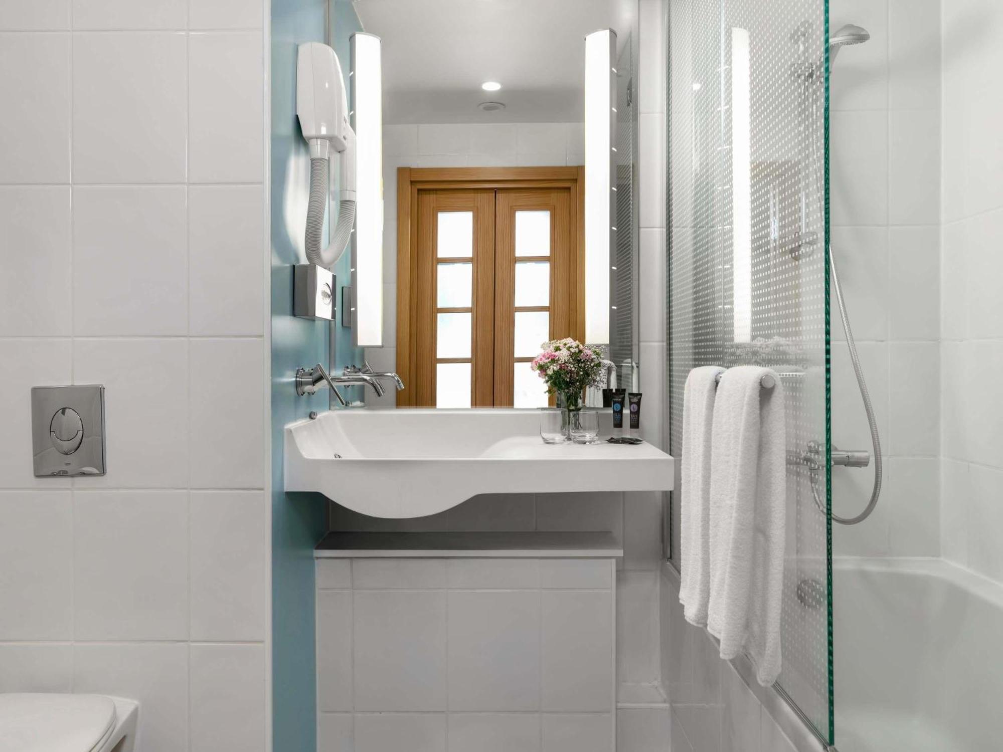 Suite con cama doble y sofá cama