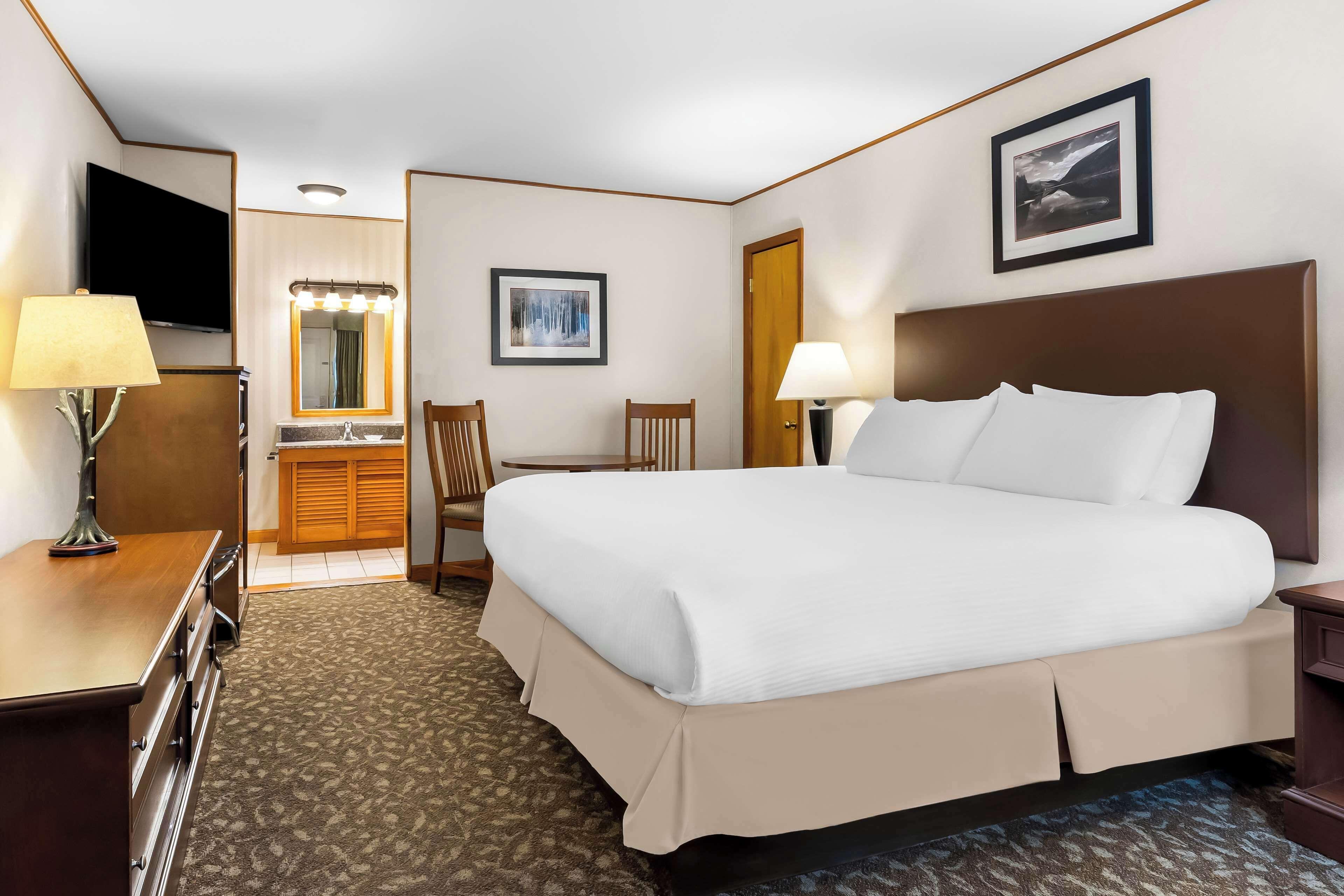 King Room - First Floor/Interior Room/Non-Smoking,1614782878:JPEG