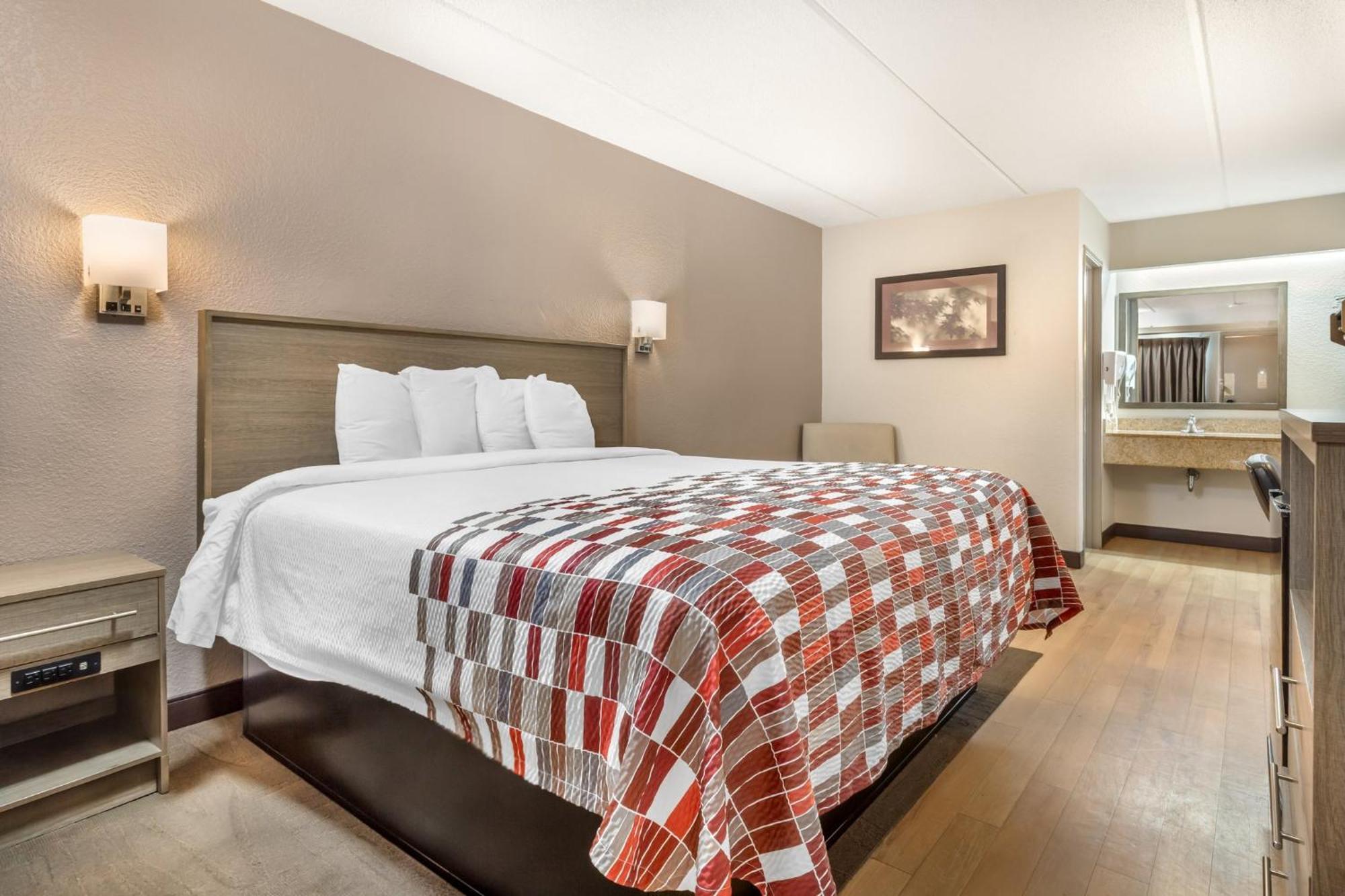 Deluxe King Room Disability Access Roll-ln Shower Smoke Free,1717089637:JPEG