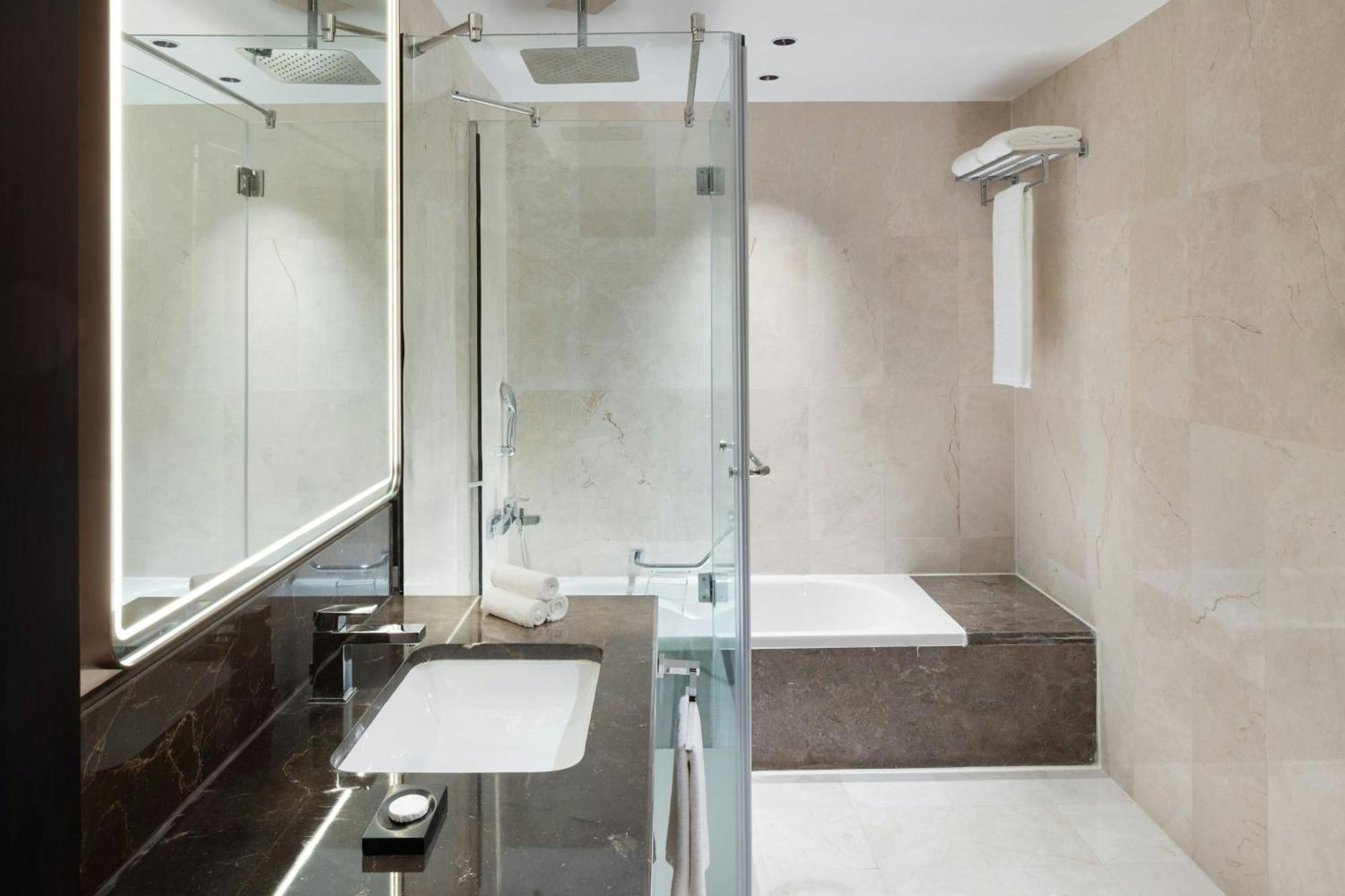 Executive King Suite with Pool View and Concierge Lounge Access,1742897521:JPEG