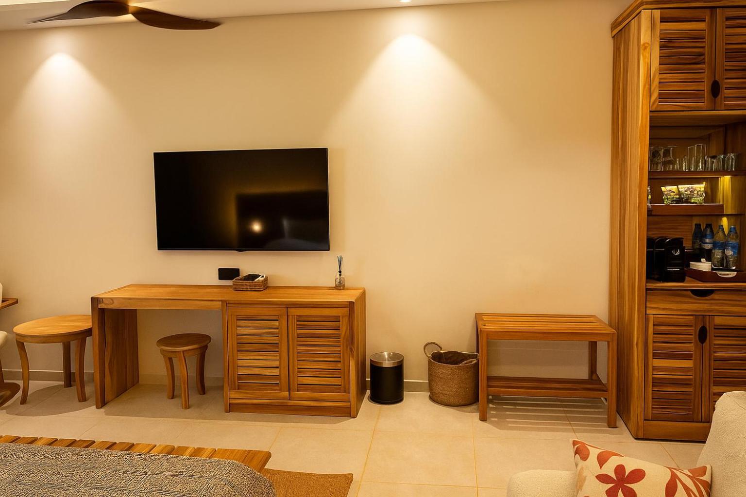 Deluxe King or Twin Bed Front Ocean View