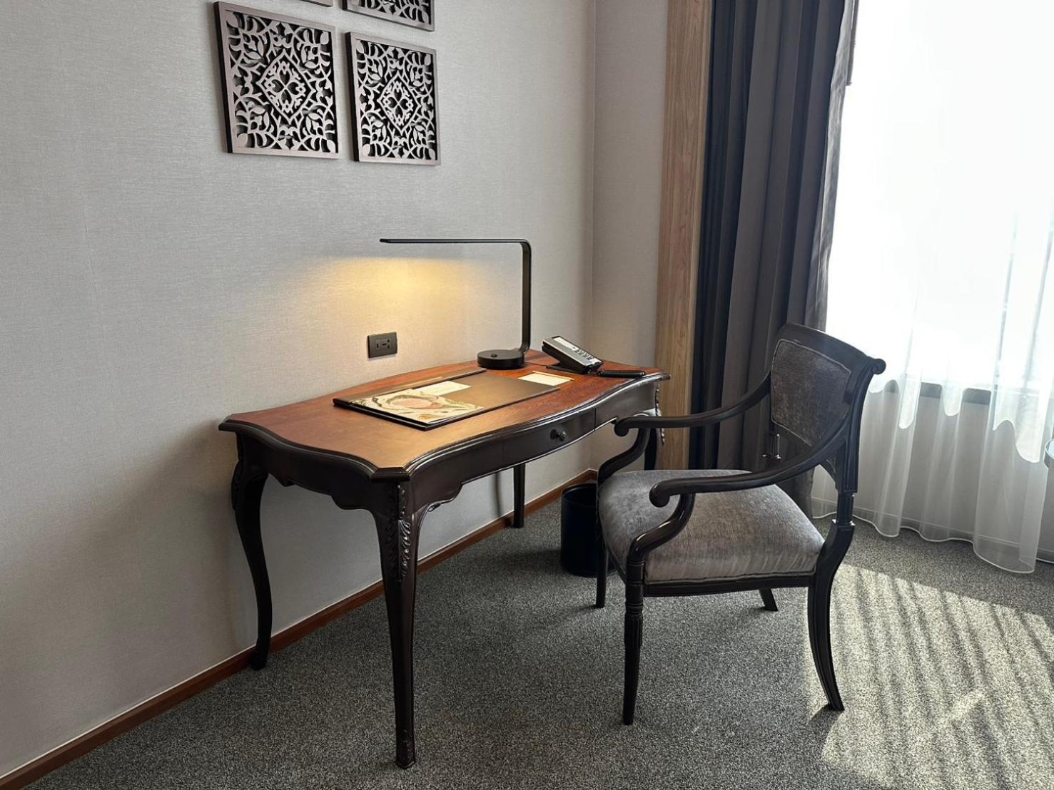Deluxe King Room City View