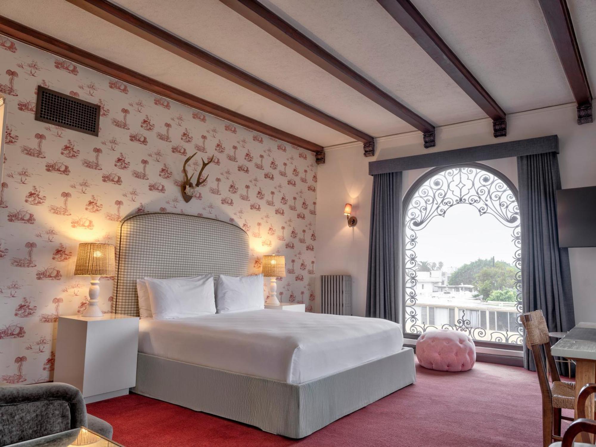 Grand Studio Residence King Bed