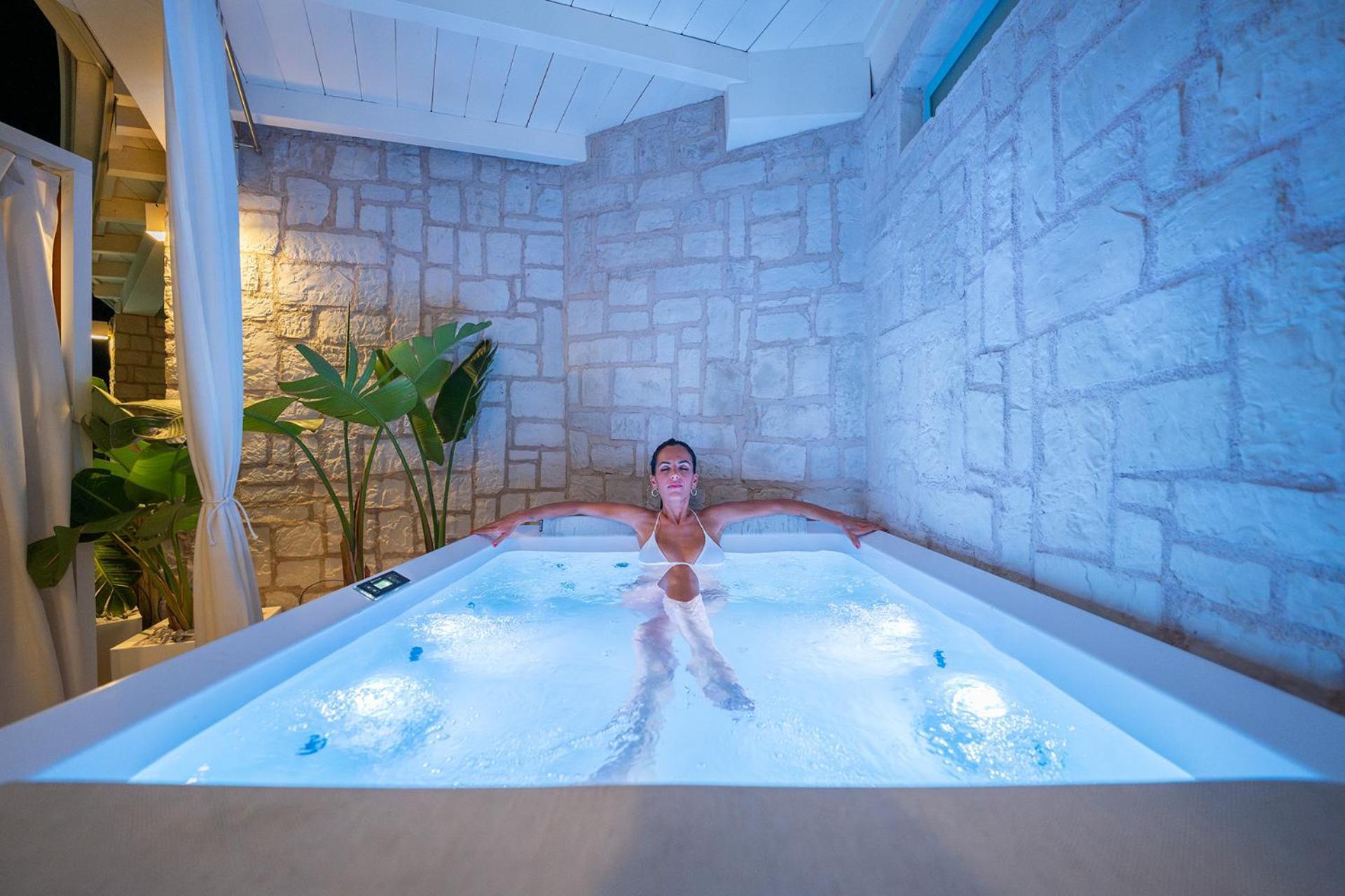 Deluxe Suite Spa Bath