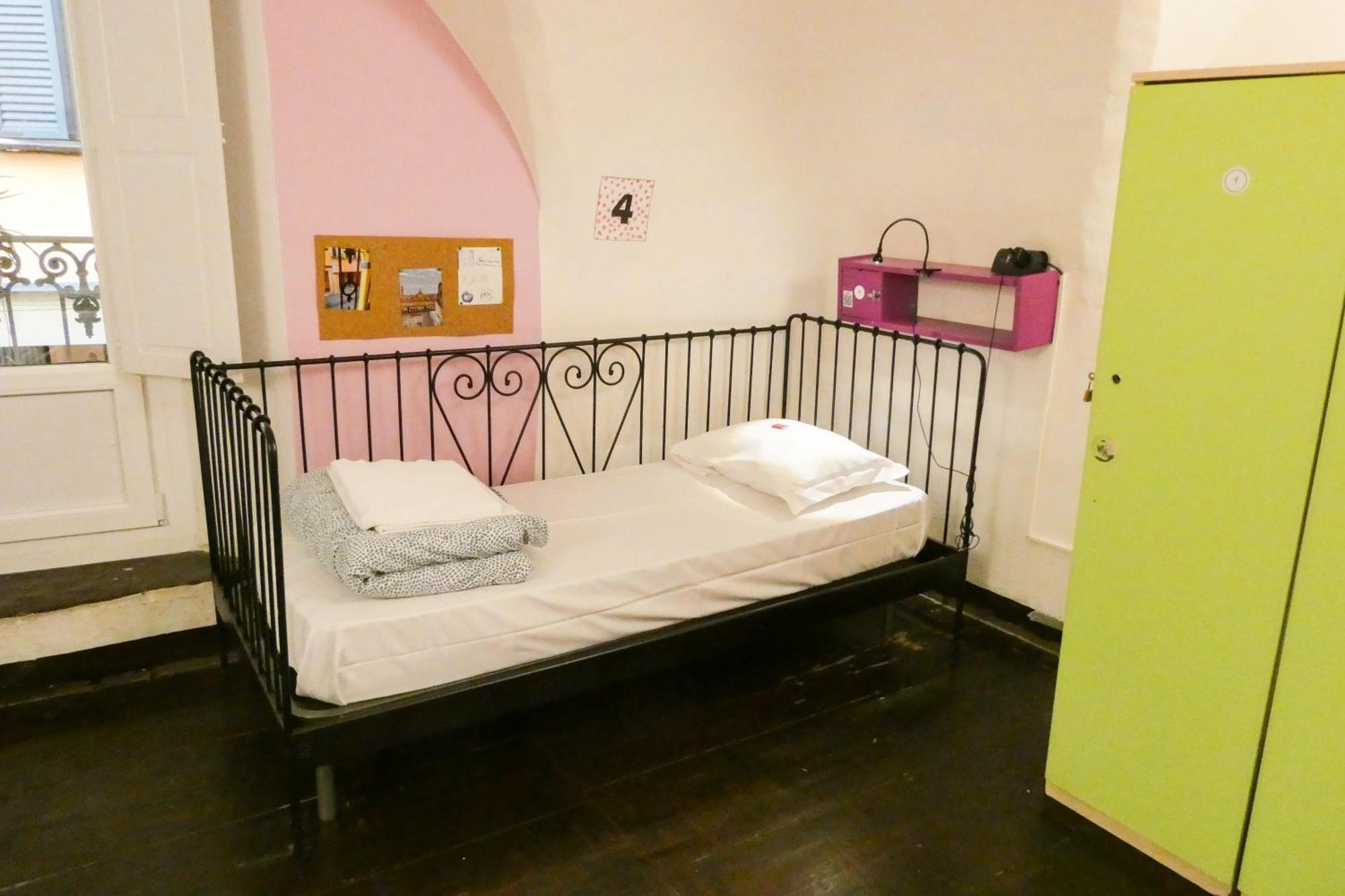 Lit Simple dans Dortoir Mixte de 3 Lits