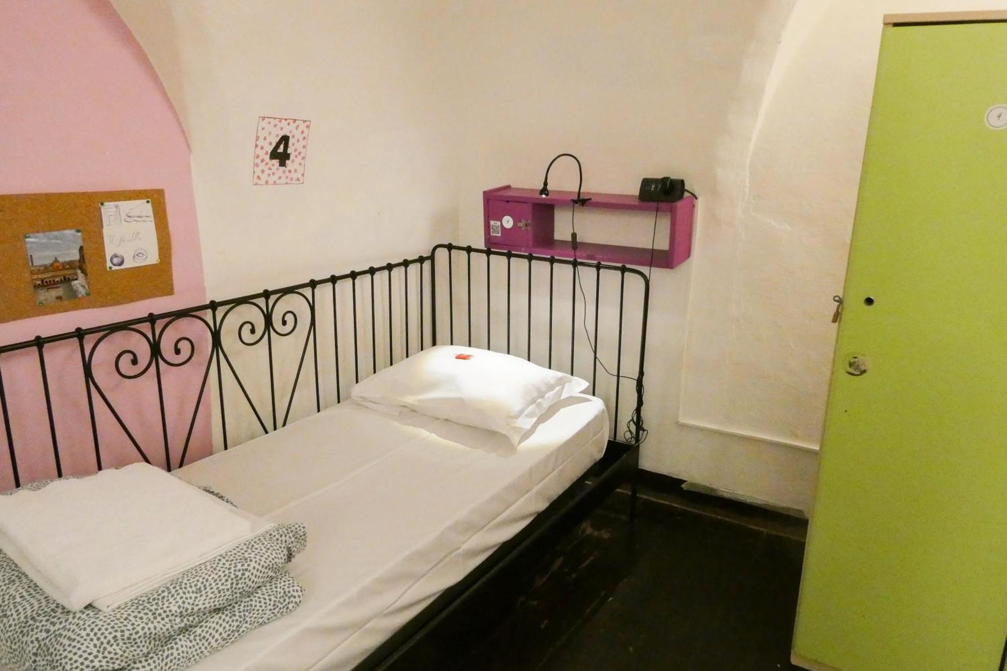 Single Bed 4-Bed Mixed Dormitory Room