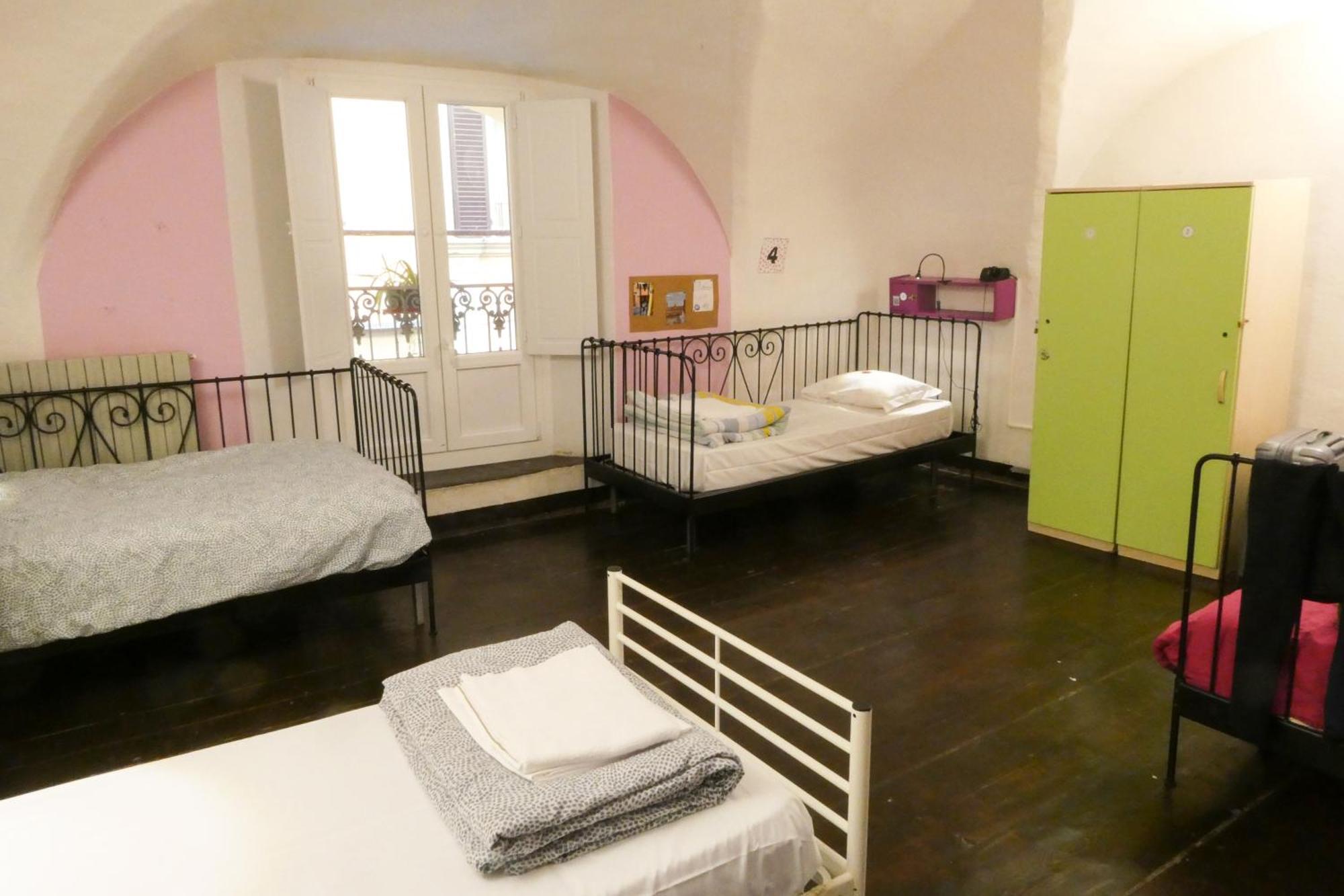 Single Bed 4-Bed Mixed Dormitory Room