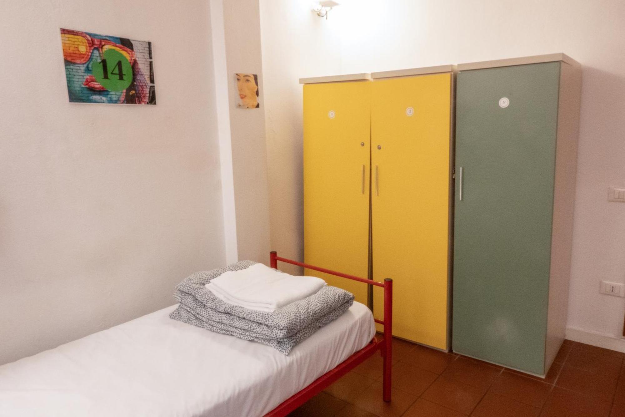 Lit dans Dortoir Féminin de 5 Lits