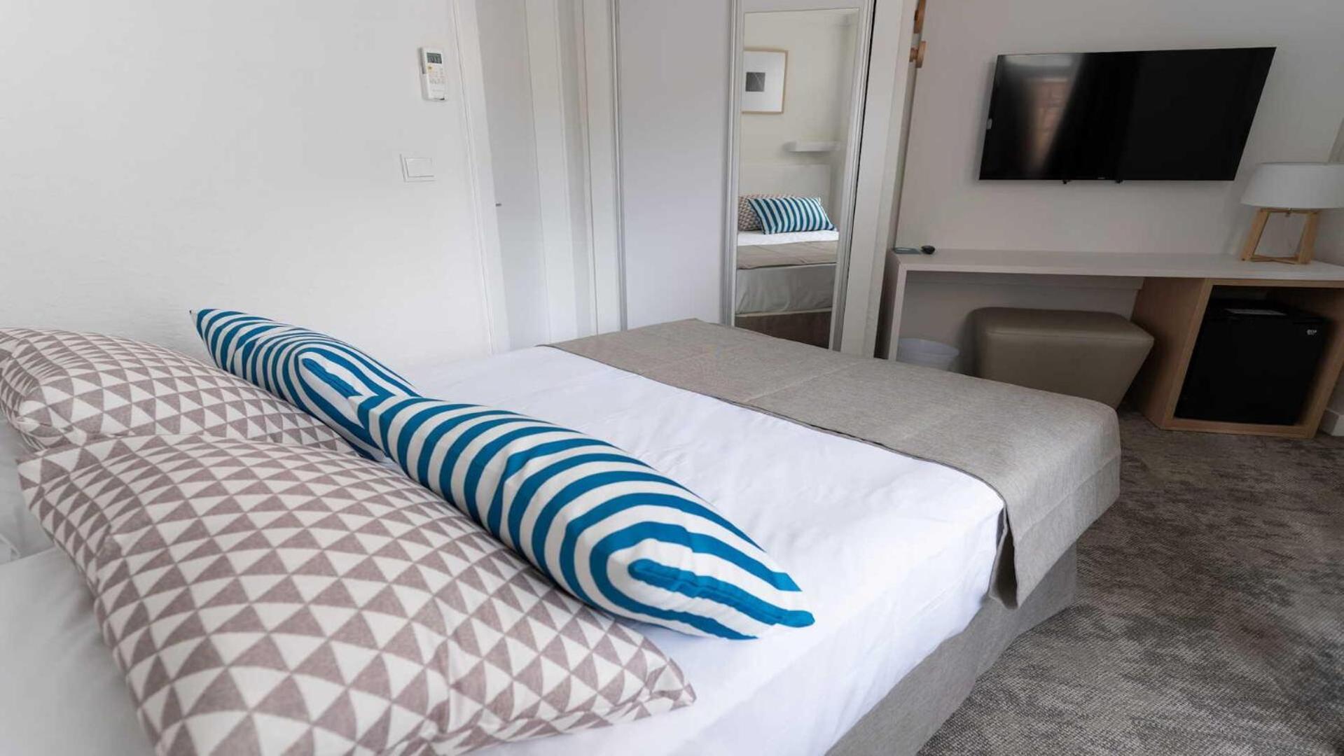 Single Room,1758289647:JPEG