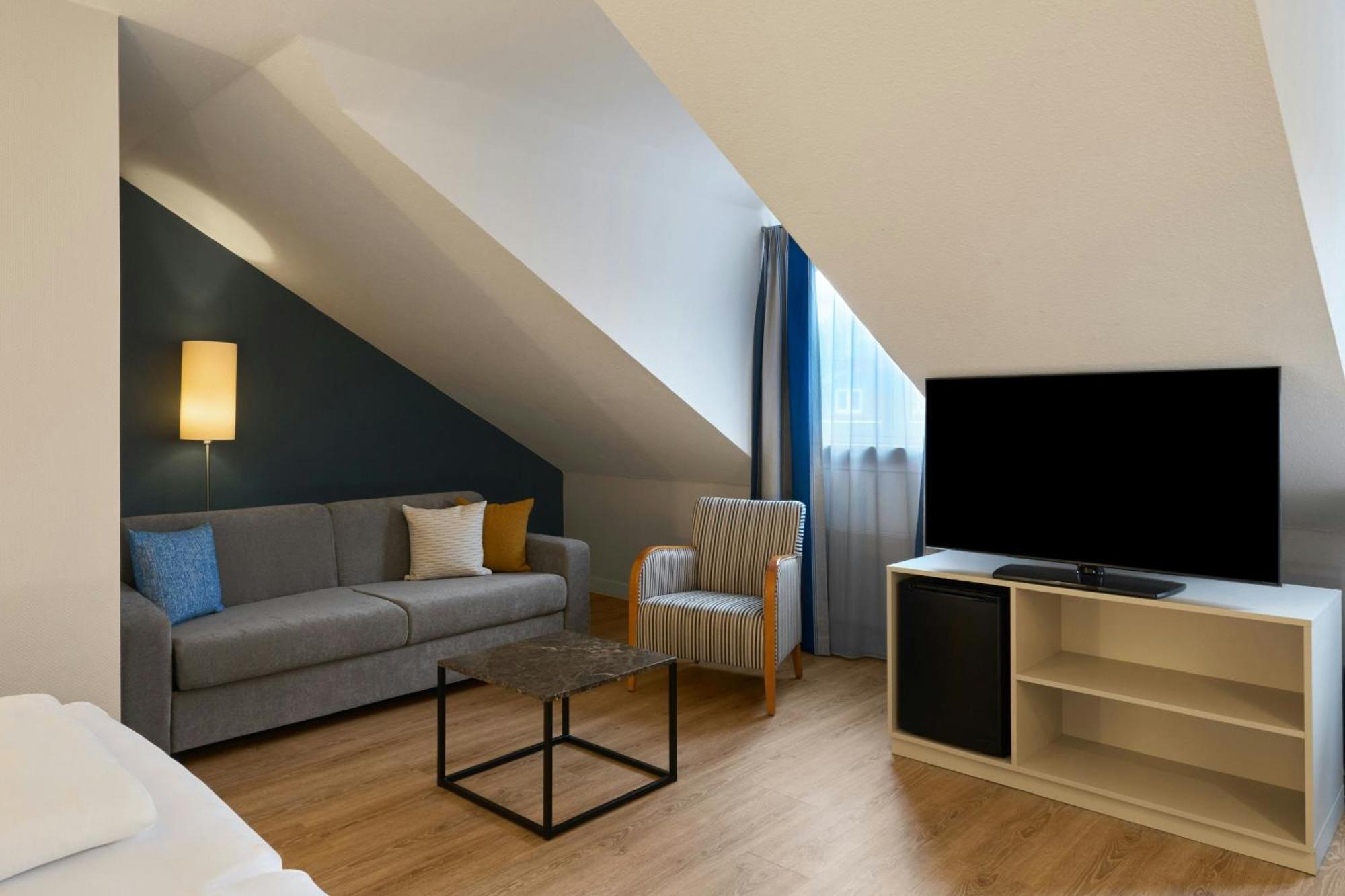 Standard Family Room Two Single Beds Sofa Bed,1758517257:JPEG