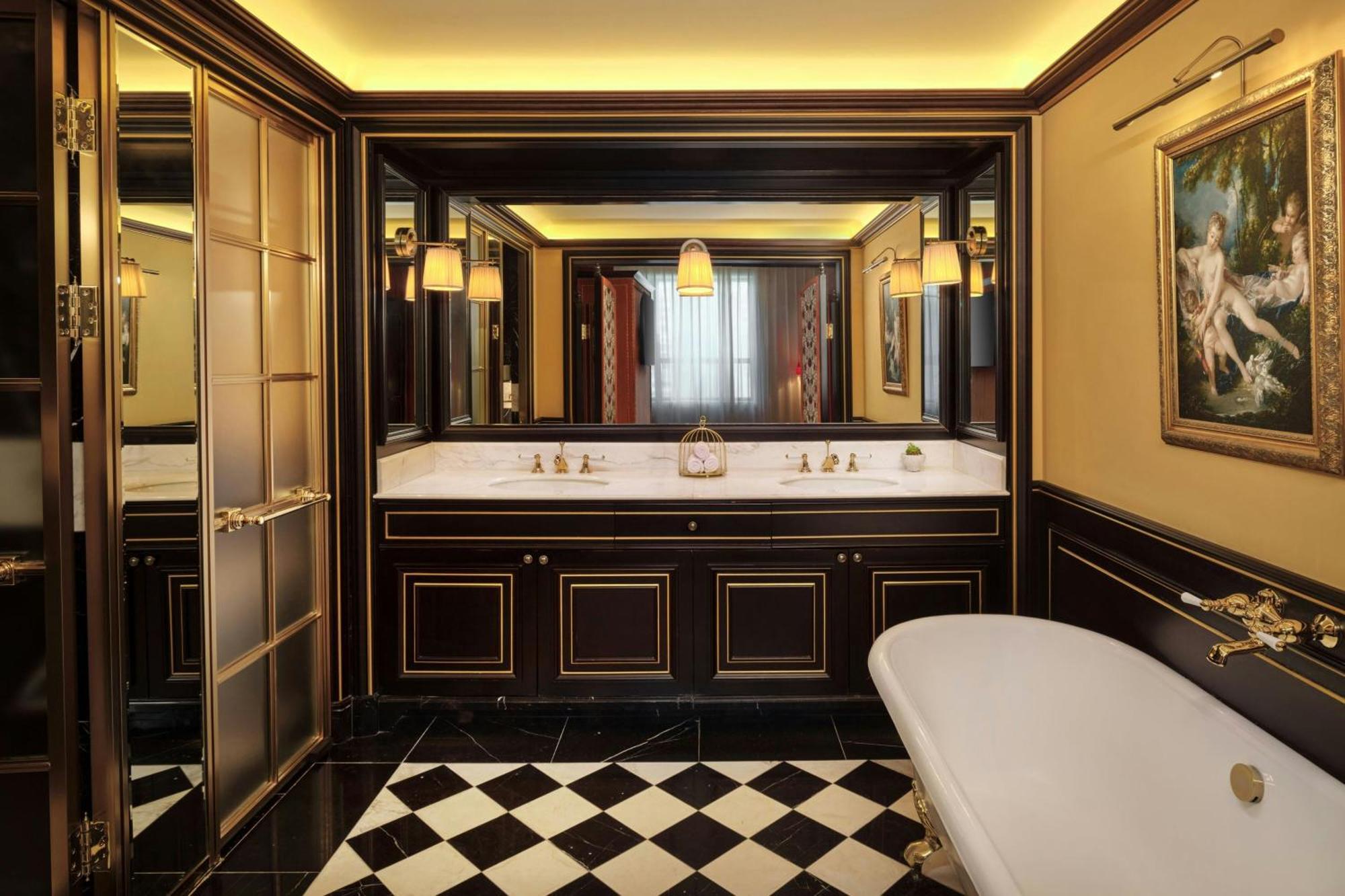 Amour King Room City View