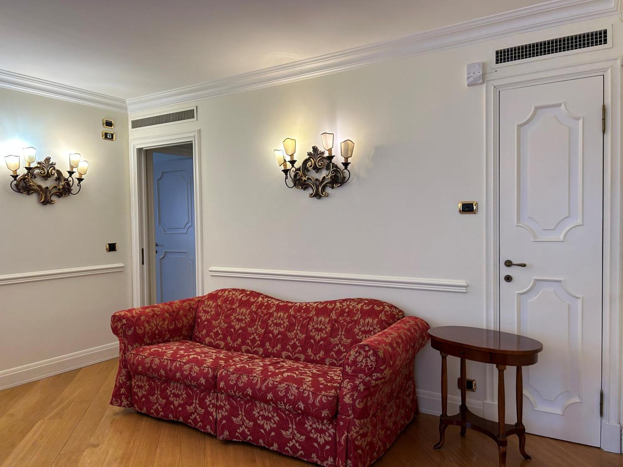 Superior One-Bedroom Apartment Sofa Bed