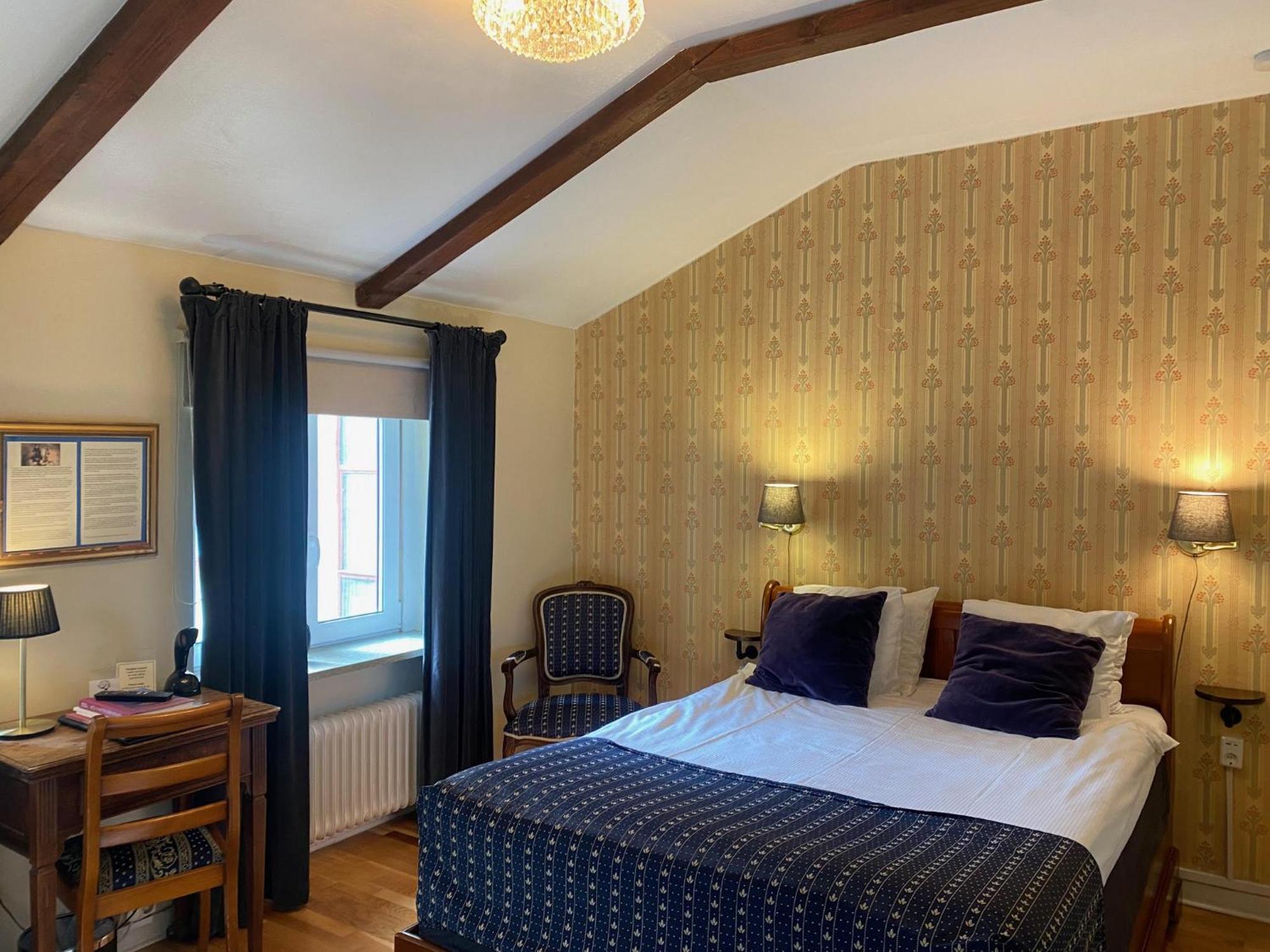 Small Double Room 140cm bed