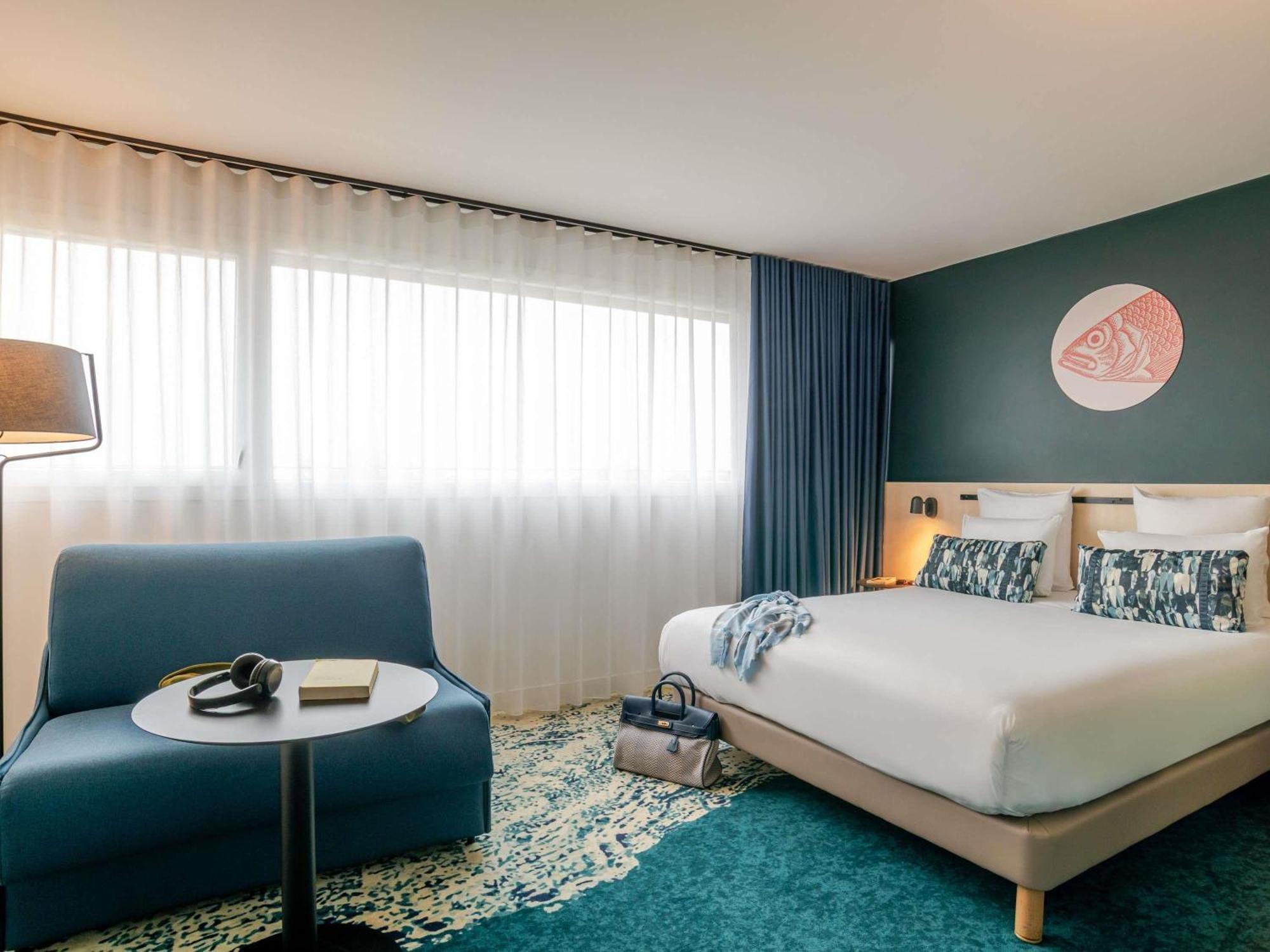 Comfort Room One Double-Size Bed One Single Sofa Lake View