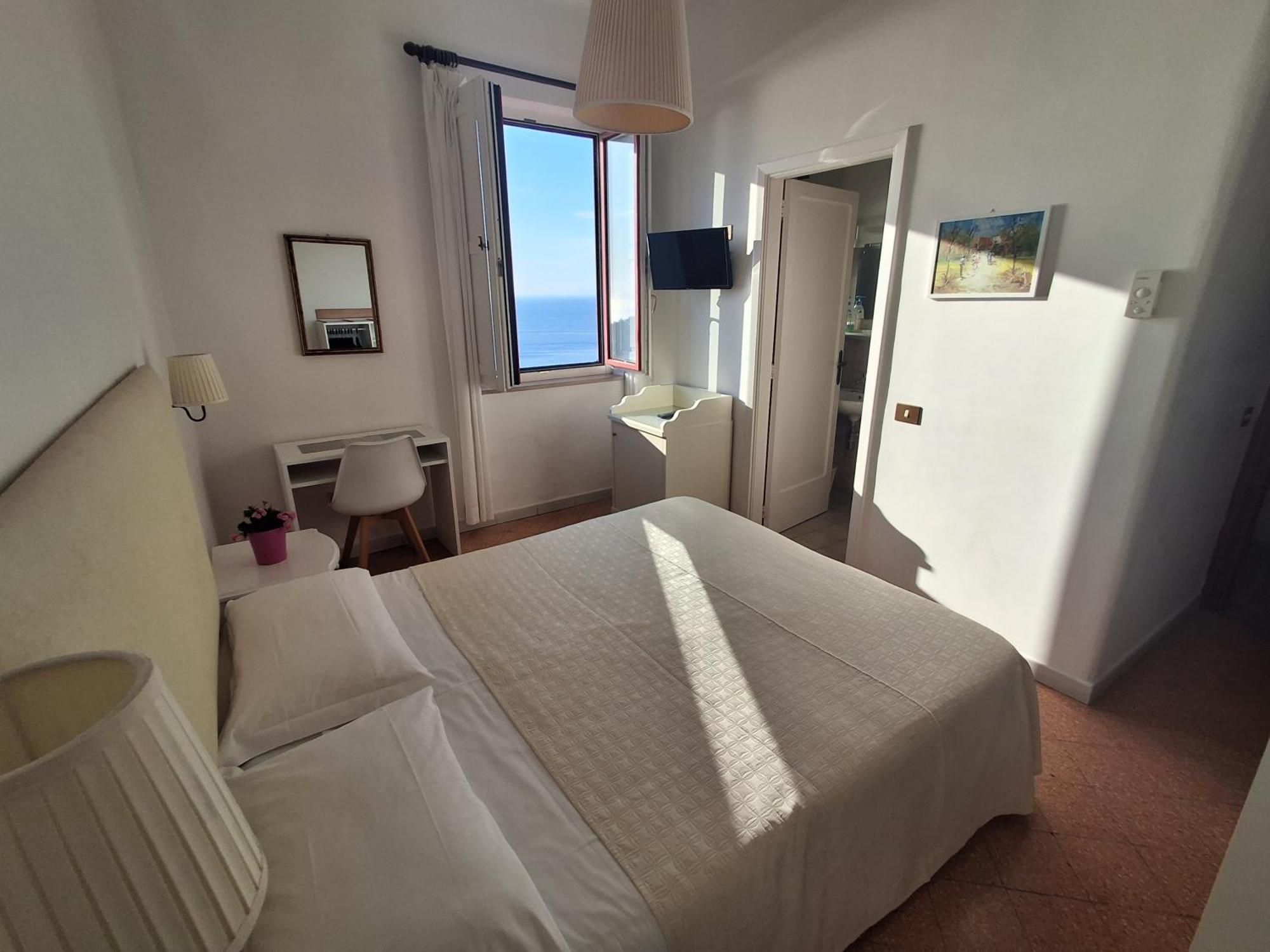 Double or Twin Room Sea View