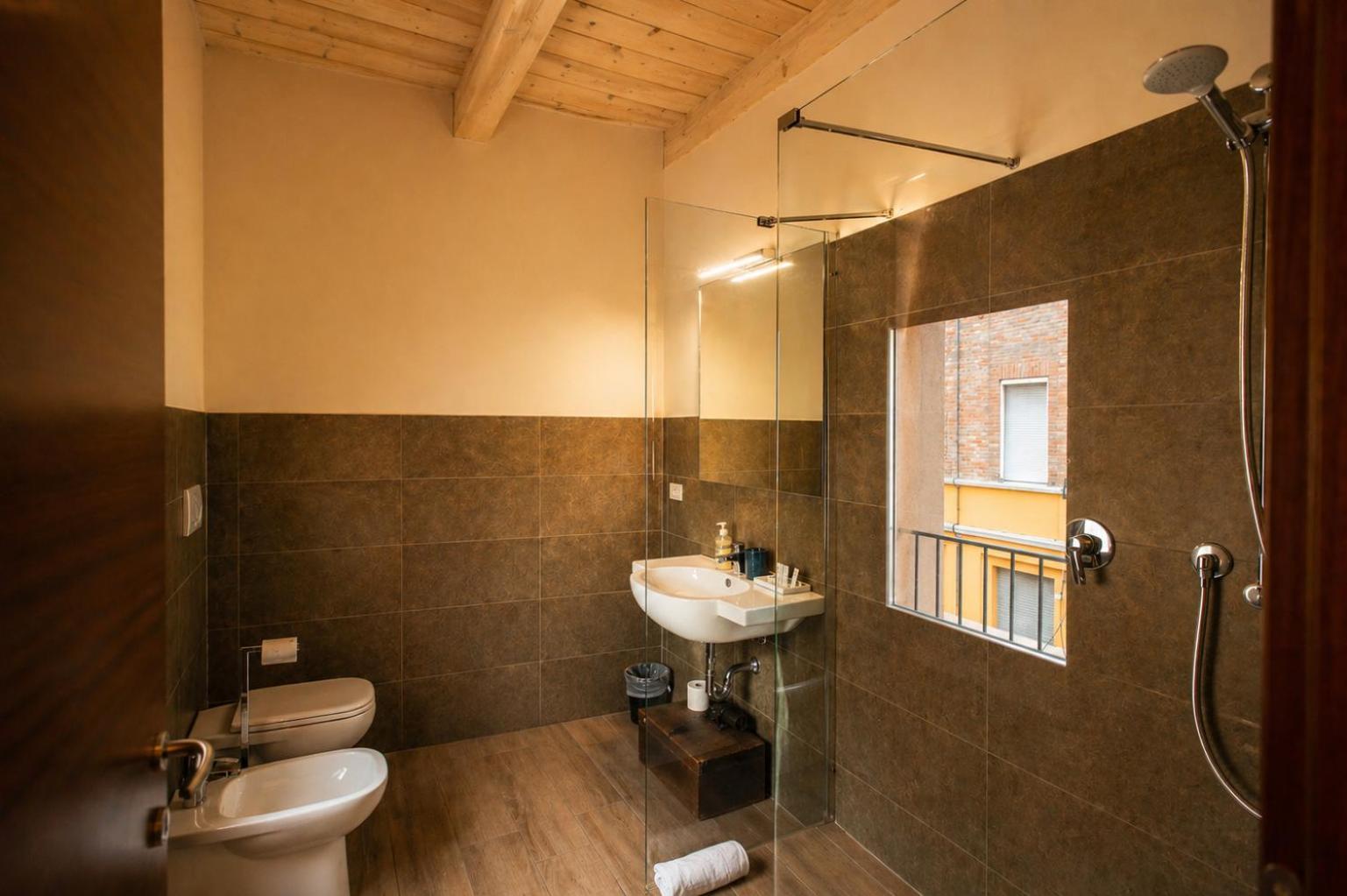 Deluxe Double Room Shower