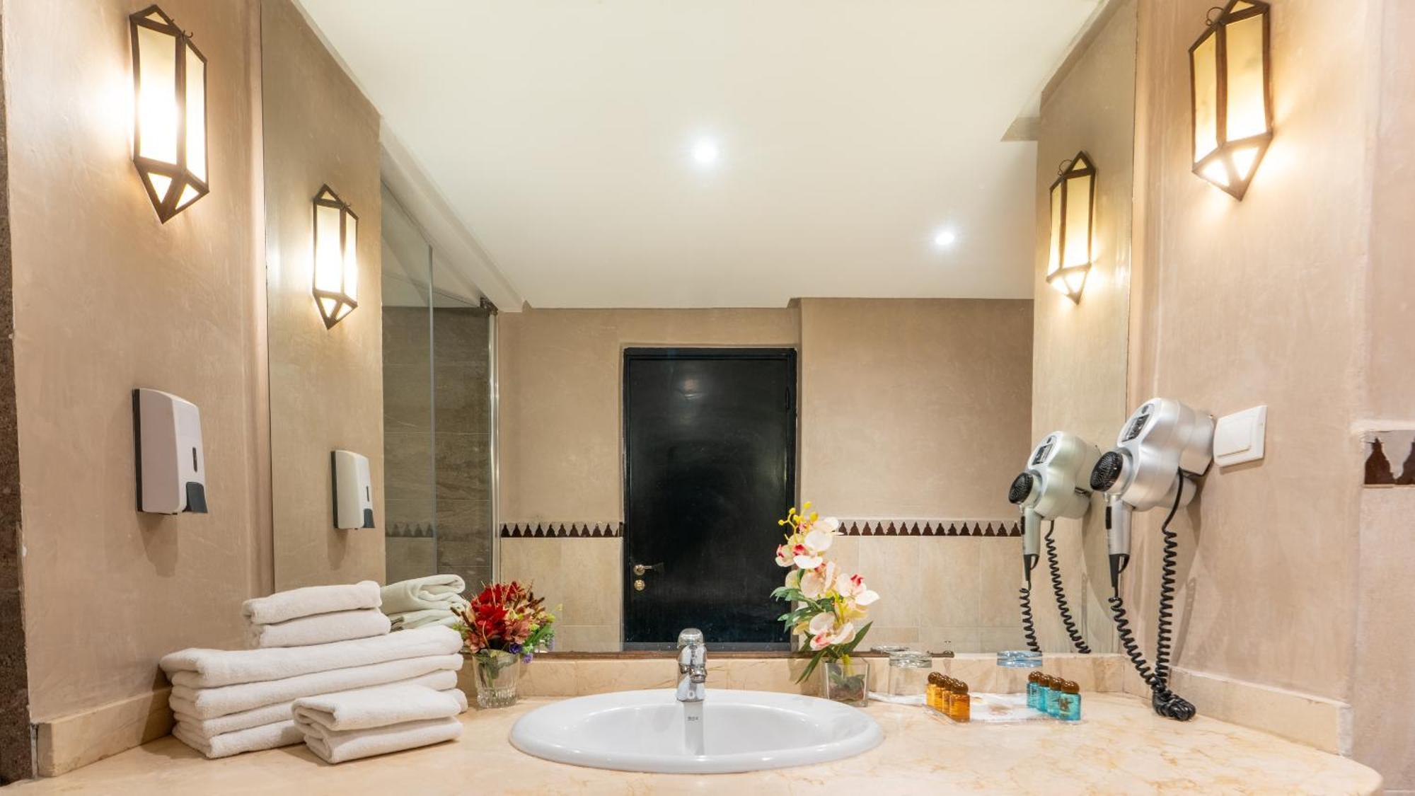 Habitación Doble con vistas a la piscina (2 adultos + 1 niño menor de 12 años)
