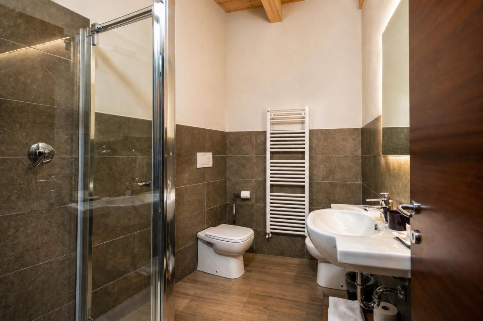 Comfort Triple Room Shower
