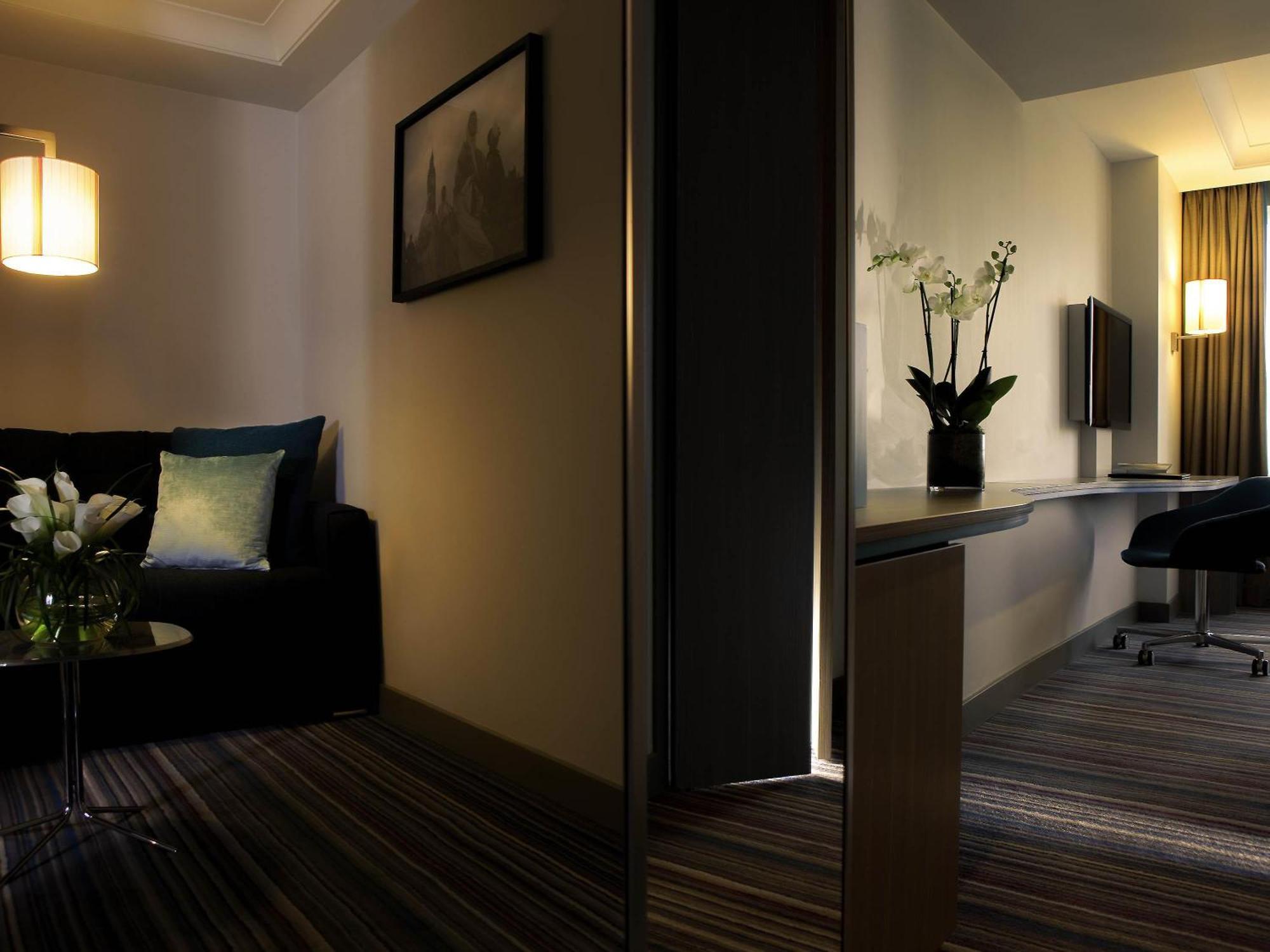Superior King Room Sofa