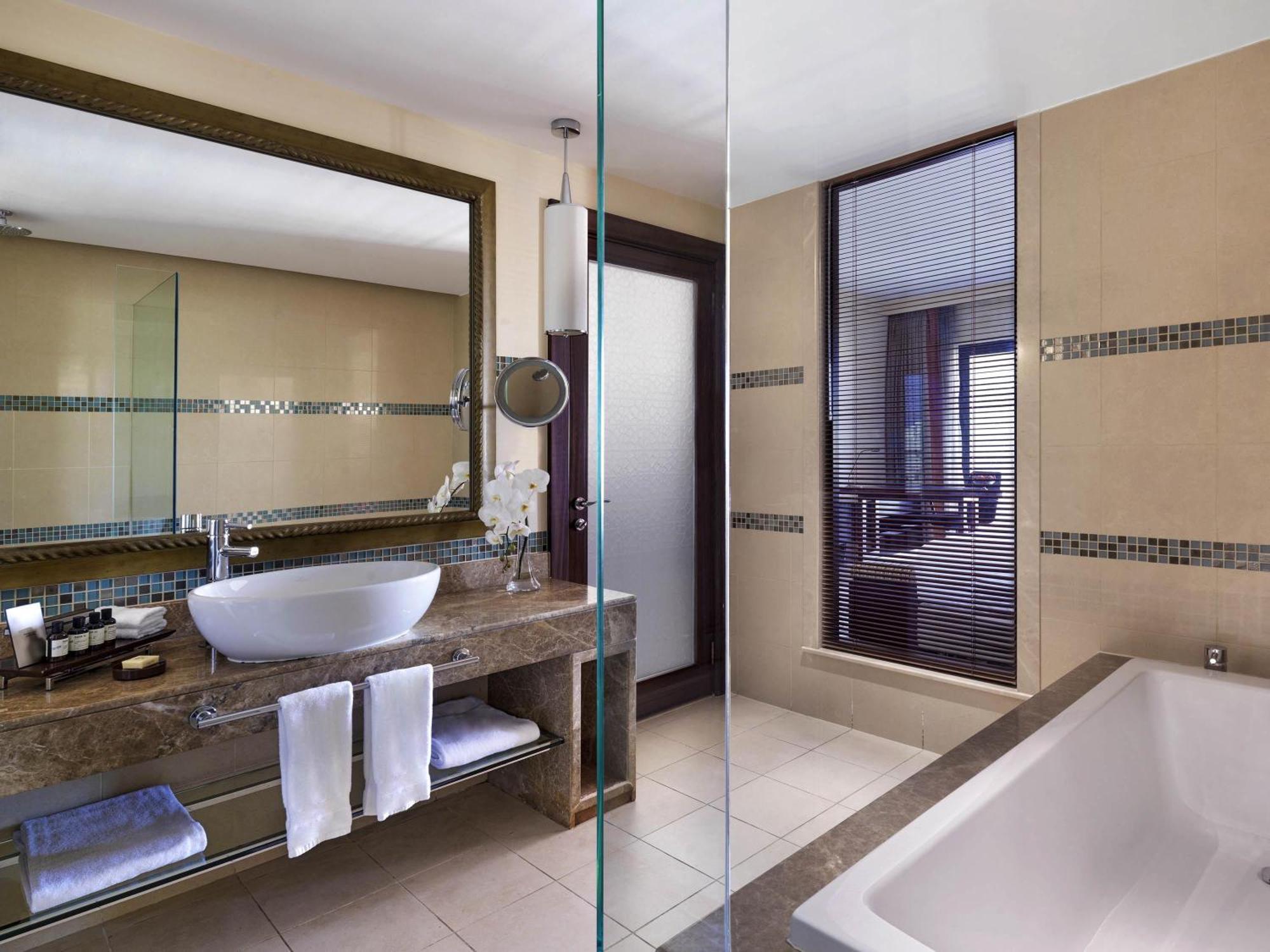 Fairmont Heritage King Room Partial Palm Sea View