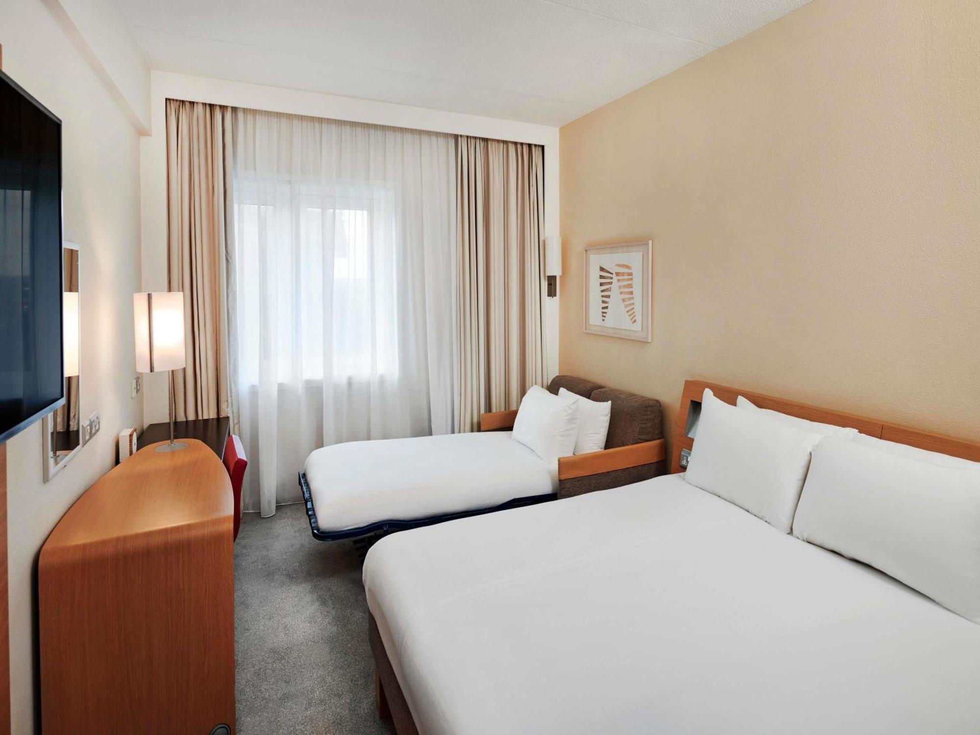 Superior Room One Queen Bed One Single Bed