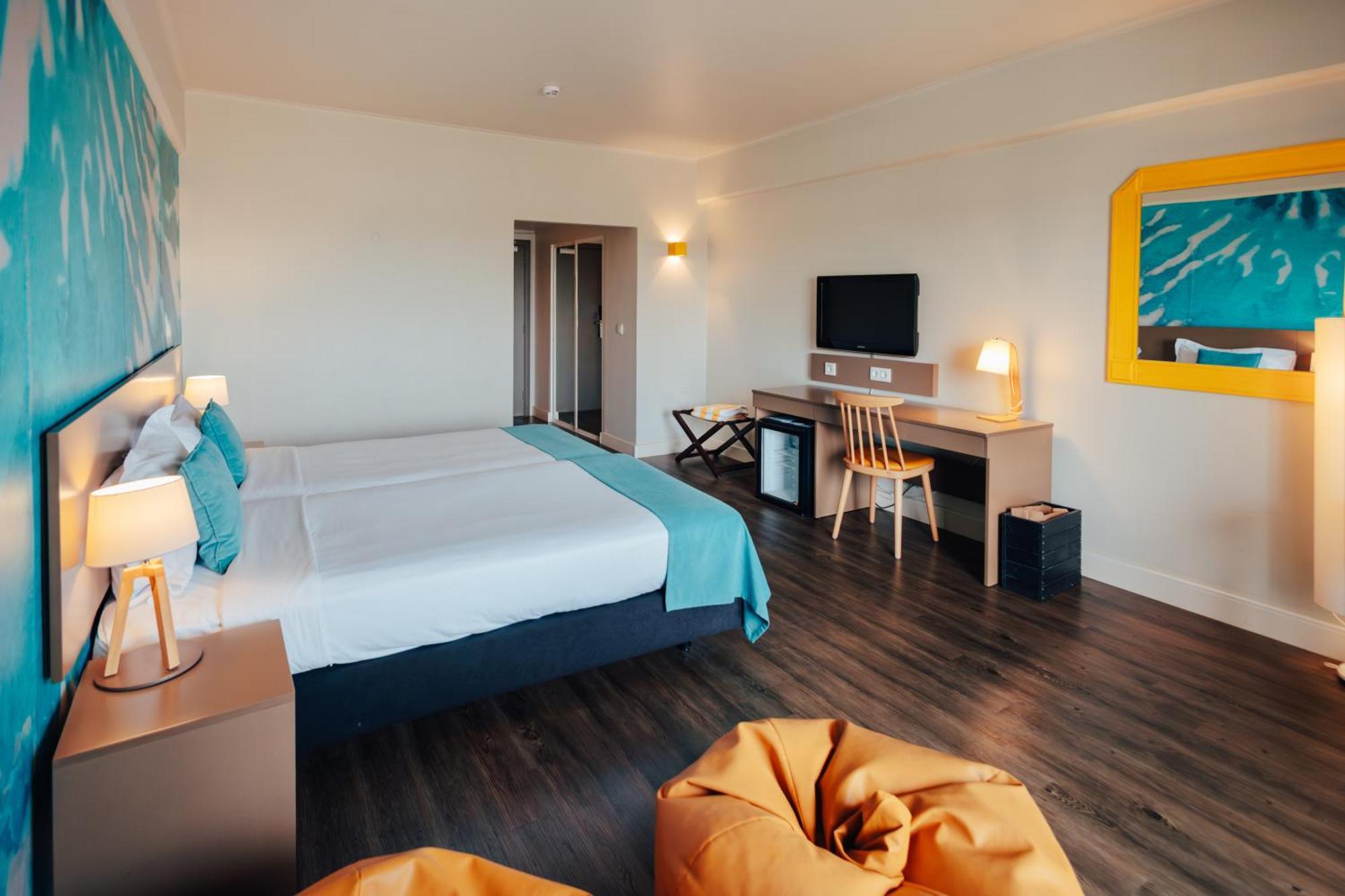 Quarto Twin com Vista Piscina