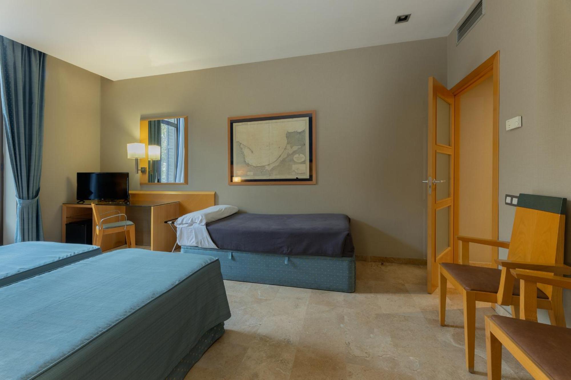Quarto Duplo com Cama Extra e Varanda