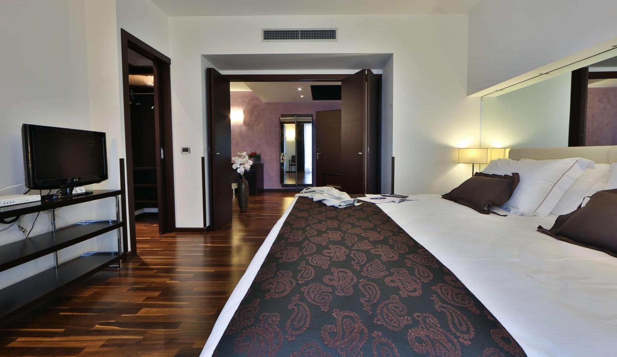 King Suite with Balcony,682299831:JPEG