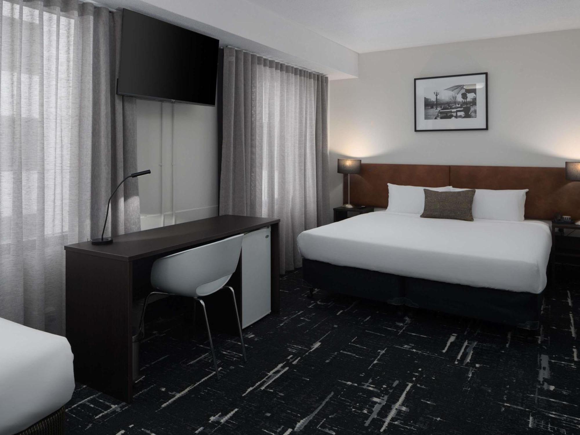 Superior King Room Accessible Bathroom