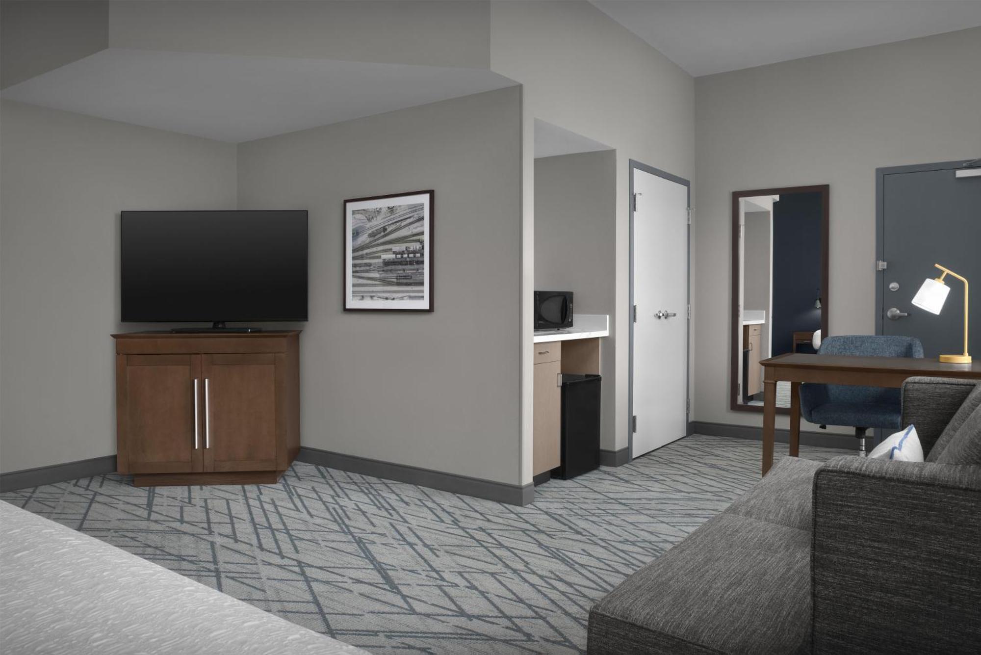 Queen Room with Sofa Bed - Non-Smoking