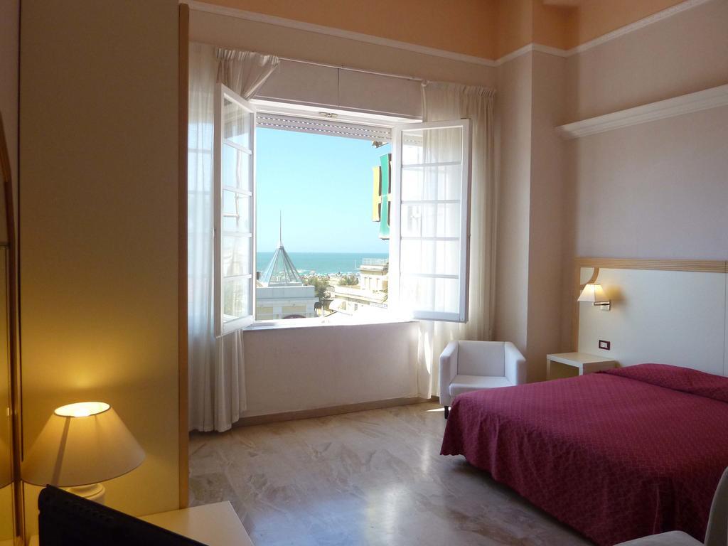 Quarto Quádruplo com Vista do Mar.