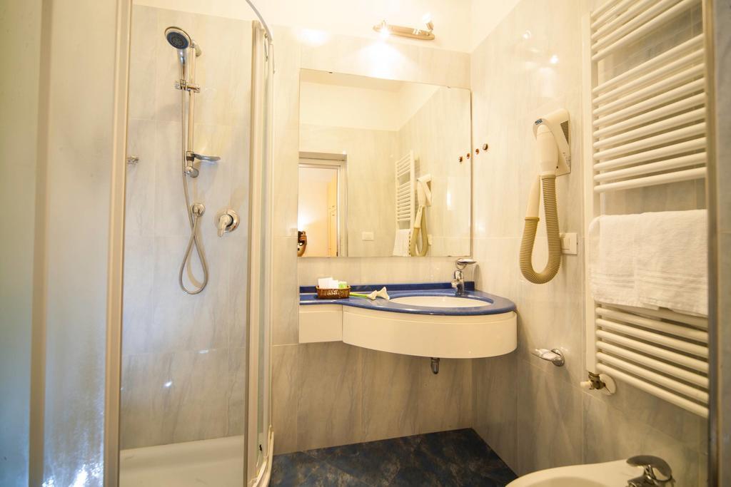 Comfort Quadruple Room lateral sea view