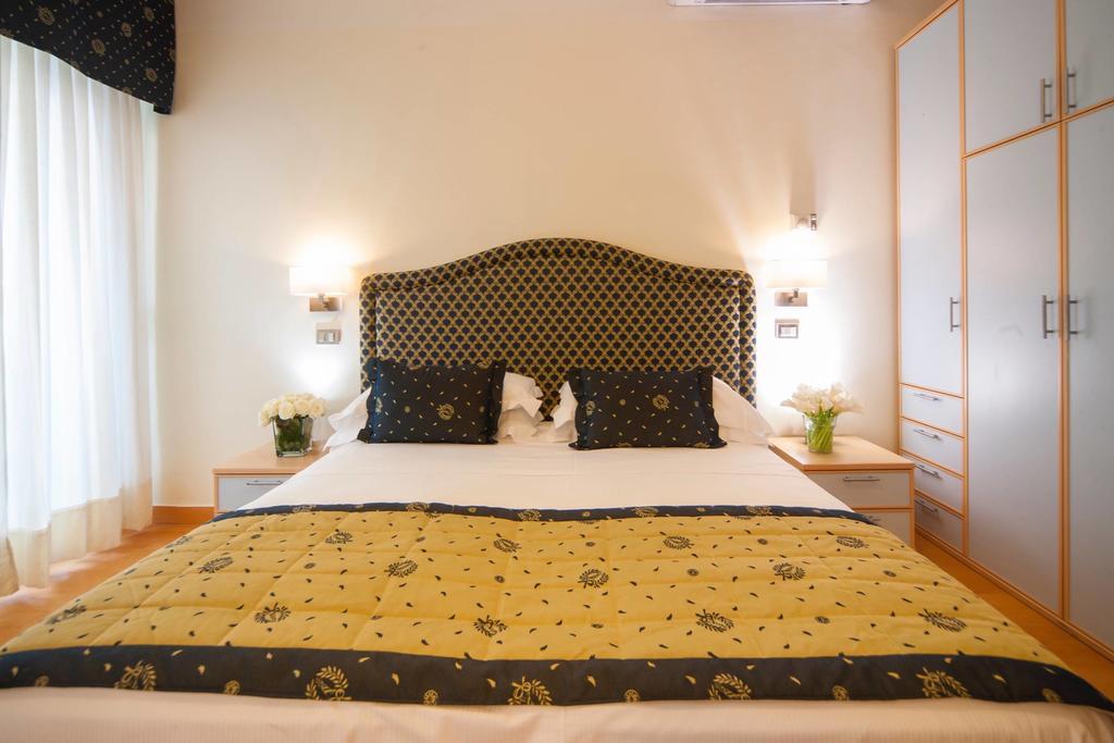 Comfort Quadruple Room lateral sea view