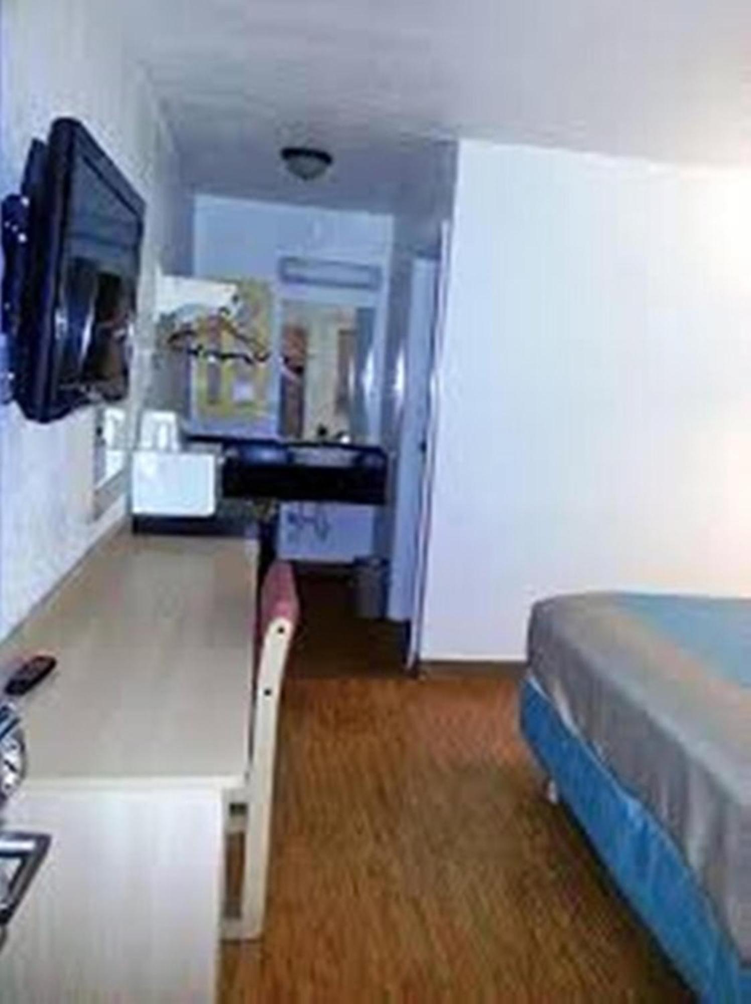 Queen Room - Disability Access - Roll in Shower,305441544:JPEG