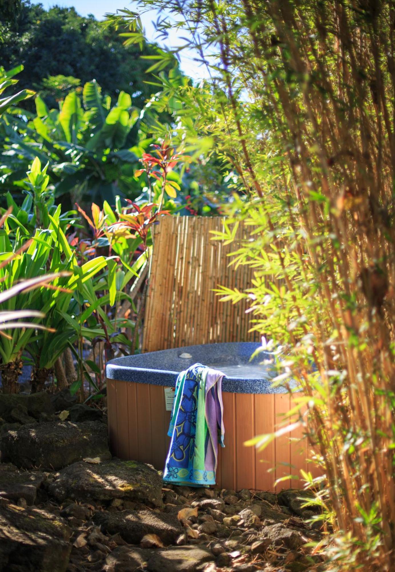 Quarto com Cama King-size e Vista do Jardim